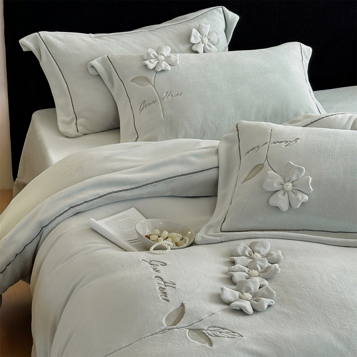91家纺网 家纺一手货源 找家纺 名品优仓 2025新款240克牛奶绒刺绣四件套-花枝妙曼 花枝妙曼-甜灰