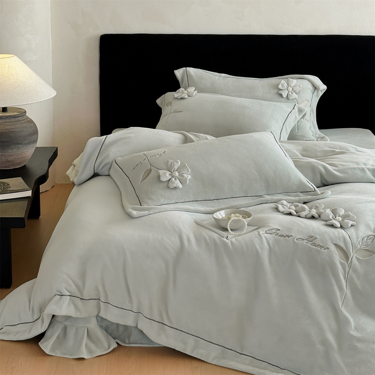 91家纺网 家纺一手货源 找家纺 名品优仓 2025新款240克牛奶绒刺绣四件套-花枝妙曼 花枝妙曼-甜灰