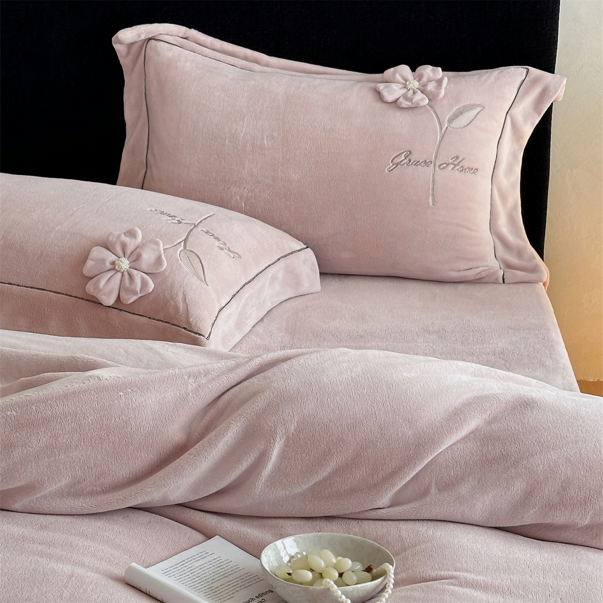 91家纺网 家纺一手货源 找家纺 （总）名品优仓 2025新款240克牛奶绒刺绣四件套-花枝妙曼