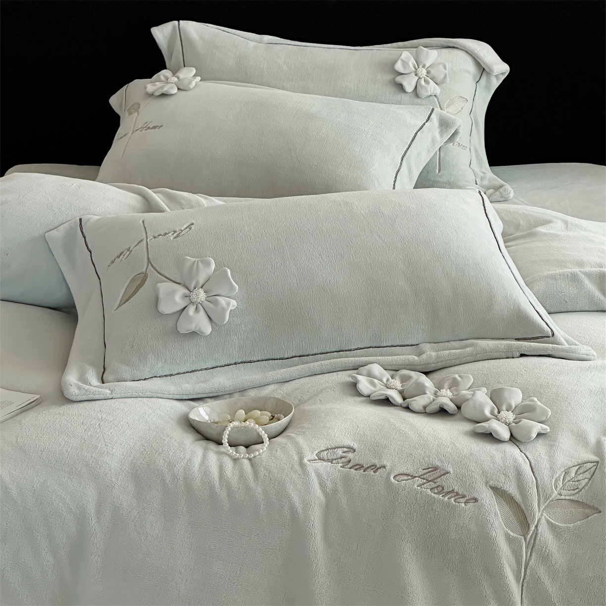 91家纺网 家纺一手货源 找家纺 名品优仓 2025新款240克牛奶绒刺绣四件套-花枝妙曼 花枝妙曼-甜灰