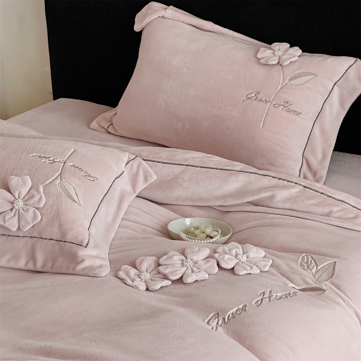 91家纺网 家纺一手货源 找家纺 （总）名品优仓 2025新款240克牛奶绒刺绣四件套-花枝妙曼