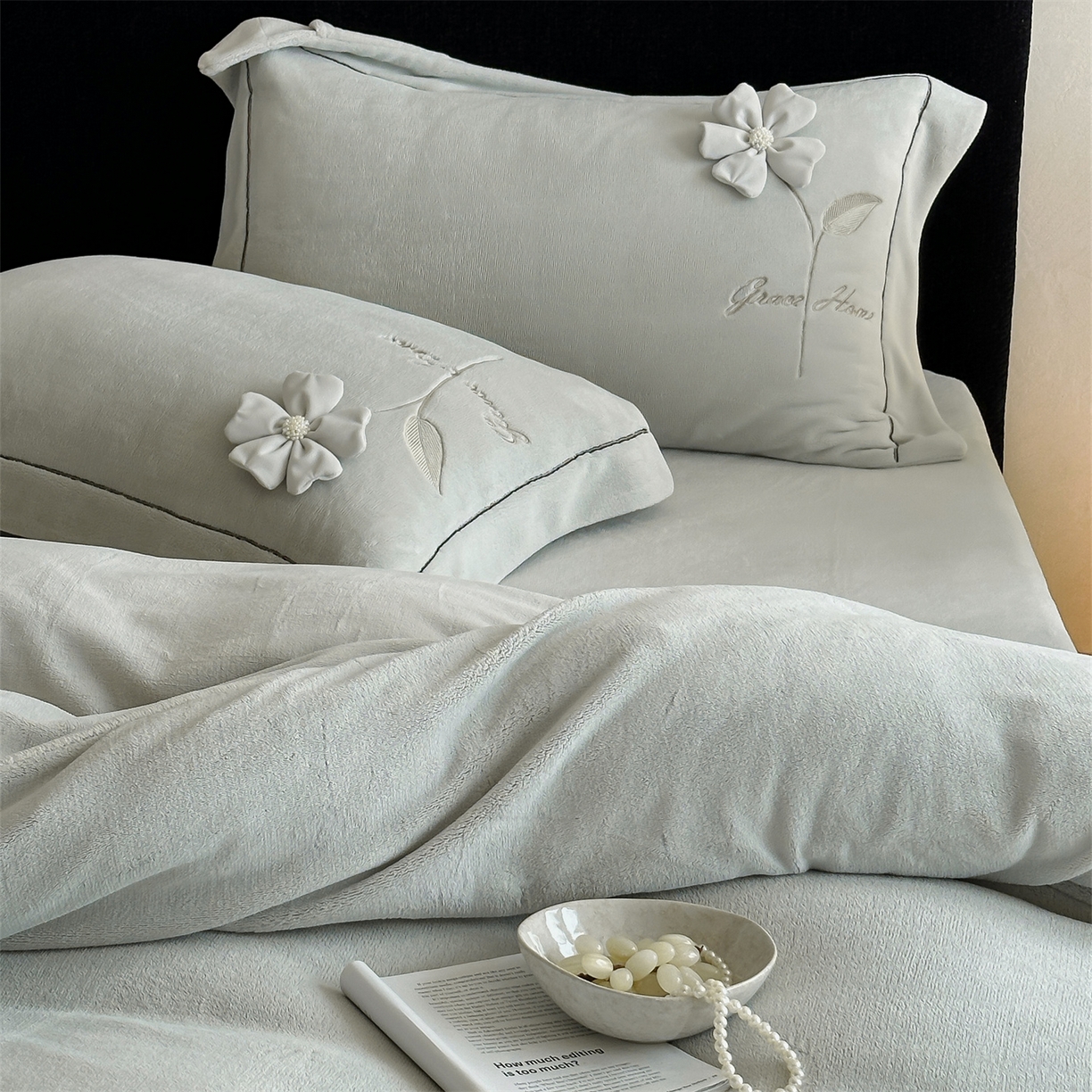 91家纺网 家纺一手货源 找家纺 名品优仓 2025新款240克牛奶绒刺绣四件套-花枝妙曼 花枝妙曼-甜灰