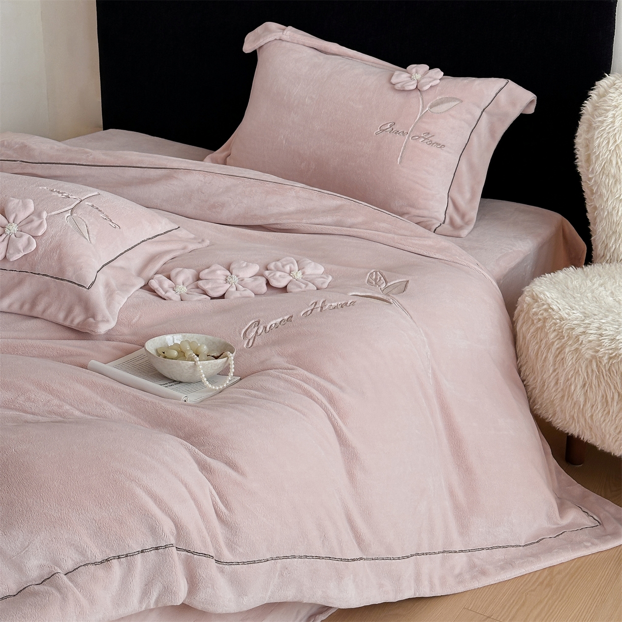 91家纺网 家纺一手货源 找家纺 （总）名品优仓 2025新款240克牛奶绒刺绣四件套-花枝妙曼