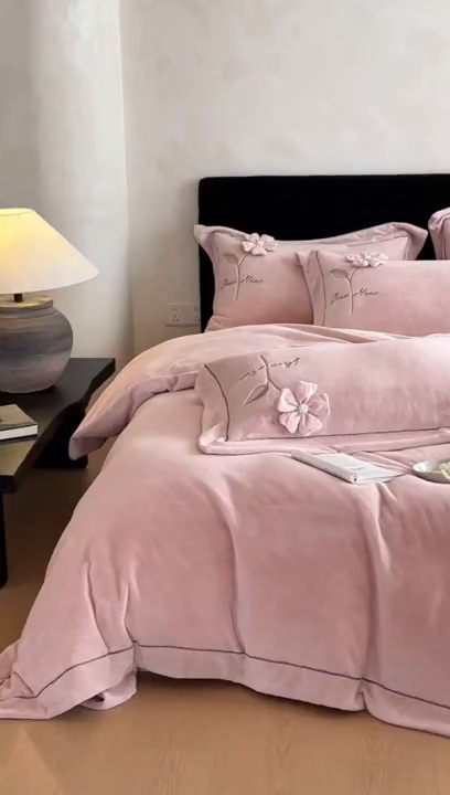 91家纺网 家纺一手货源 找家纺 （总）名品优仓 2025新款240克牛奶绒刺绣四件套-花枝妙曼