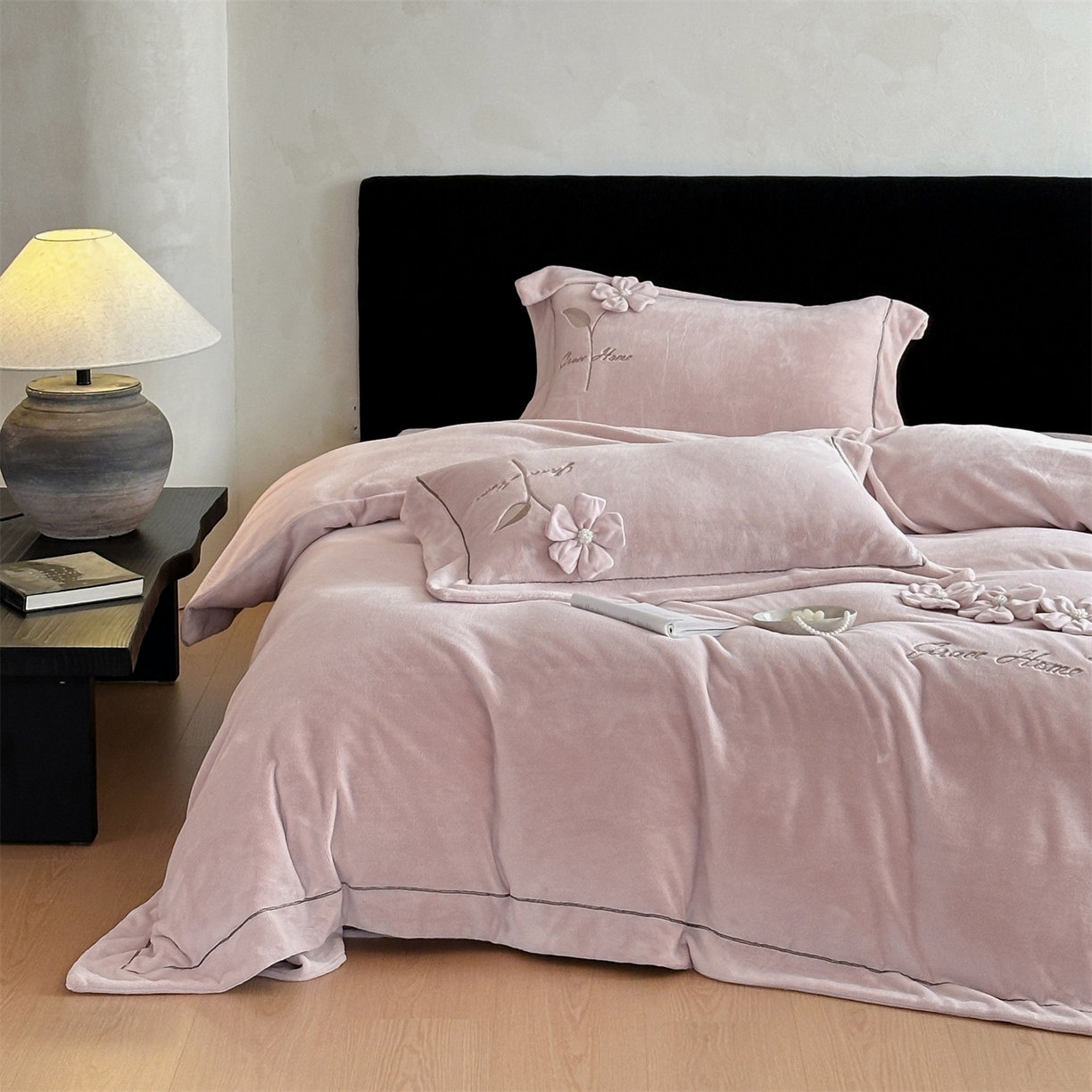 91家纺网 家纺一手货源 找家纺 名品优仓 2025新款240克牛奶绒刺绣四件套-花枝妙曼 花枝妙曼-粉色