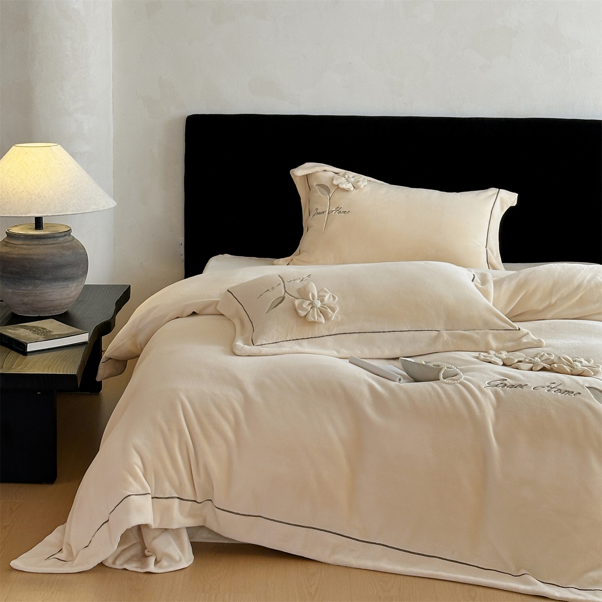 91家纺网 家纺一手货源 找家纺 名品优仓 2025新款240克牛奶绒刺绣四件套-花枝妙曼 花枝妙曼-卡其