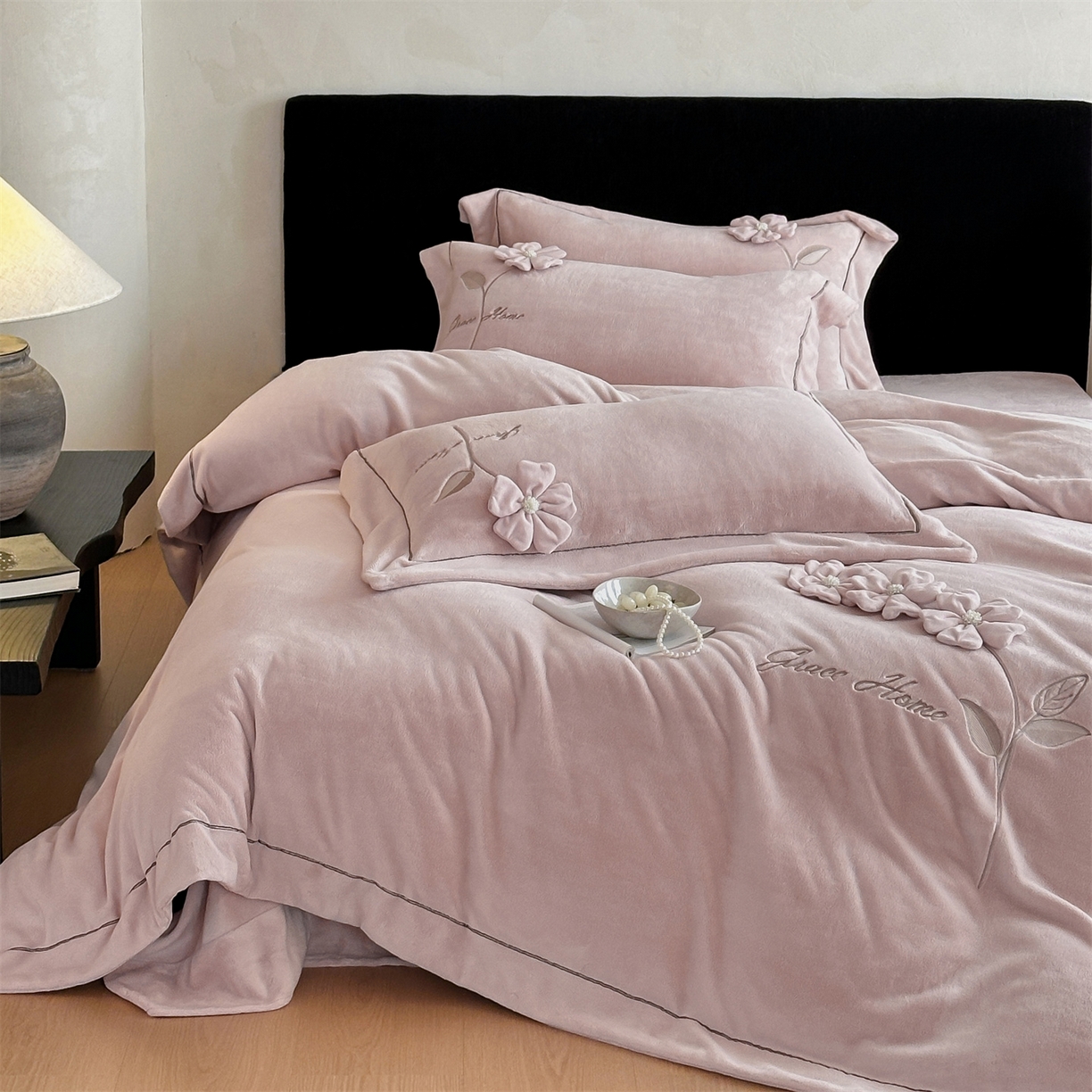 91家纺网 家纺一手货源 找家纺 名品优仓 2025新款240克牛奶绒刺绣四件套-花枝妙曼 花枝妙曼-粉色