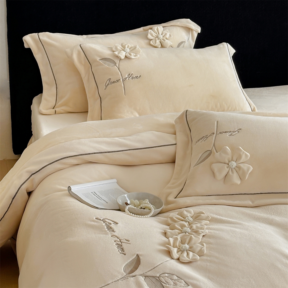 91家纺网 家纺一手货源 找家纺 名品优仓 2025新款240克牛奶绒刺绣四件套-花枝妙曼 花枝妙曼-卡其