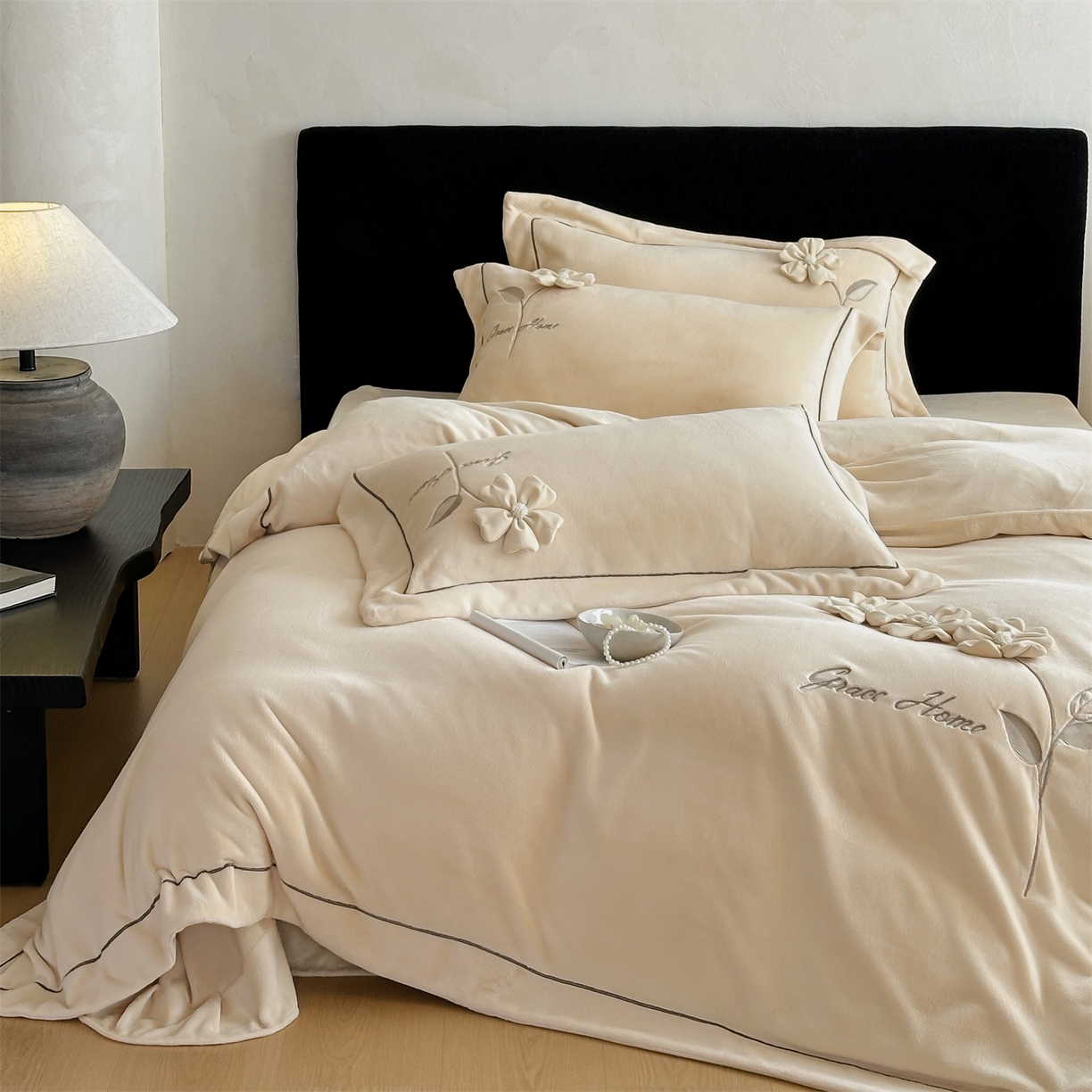 91家纺网 家纺一手货源 找家纺 名品优仓 2025新款240克牛奶绒刺绣四件套-花枝妙曼 花枝妙曼-卡其