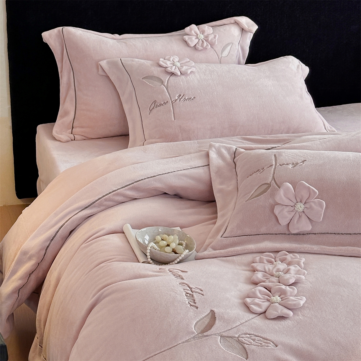 91家纺网 家纺一手货源 找家纺 名品优仓 2025新款240克牛奶绒刺绣四件套-花枝妙曼 花枝妙曼-粉色