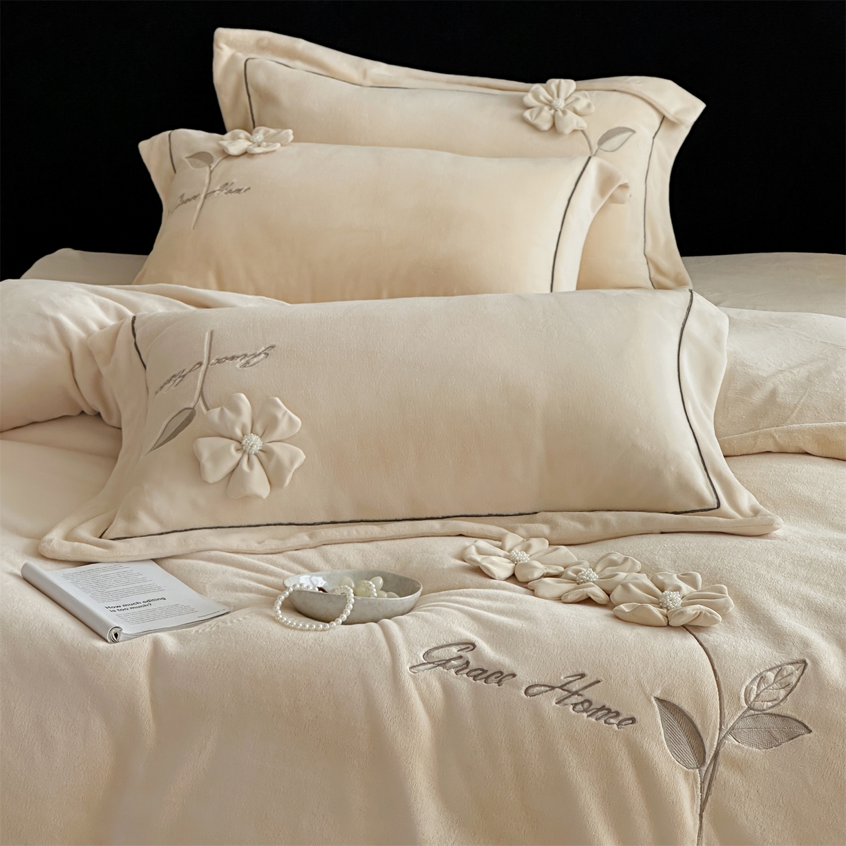 91家纺网 家纺一手货源 找家纺 名品优仓 2025新款240克牛奶绒刺绣四件套-花枝妙曼 花枝妙曼-卡其