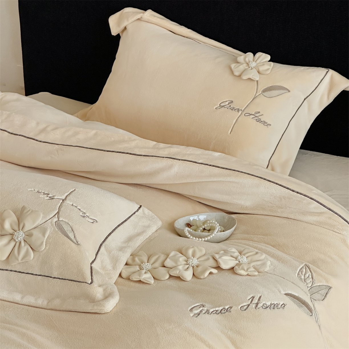 91家纺网 家纺一手货源 找家纺 名品优仓 2025新款240克牛奶绒刺绣四件套-花枝妙曼 花枝妙曼-卡其