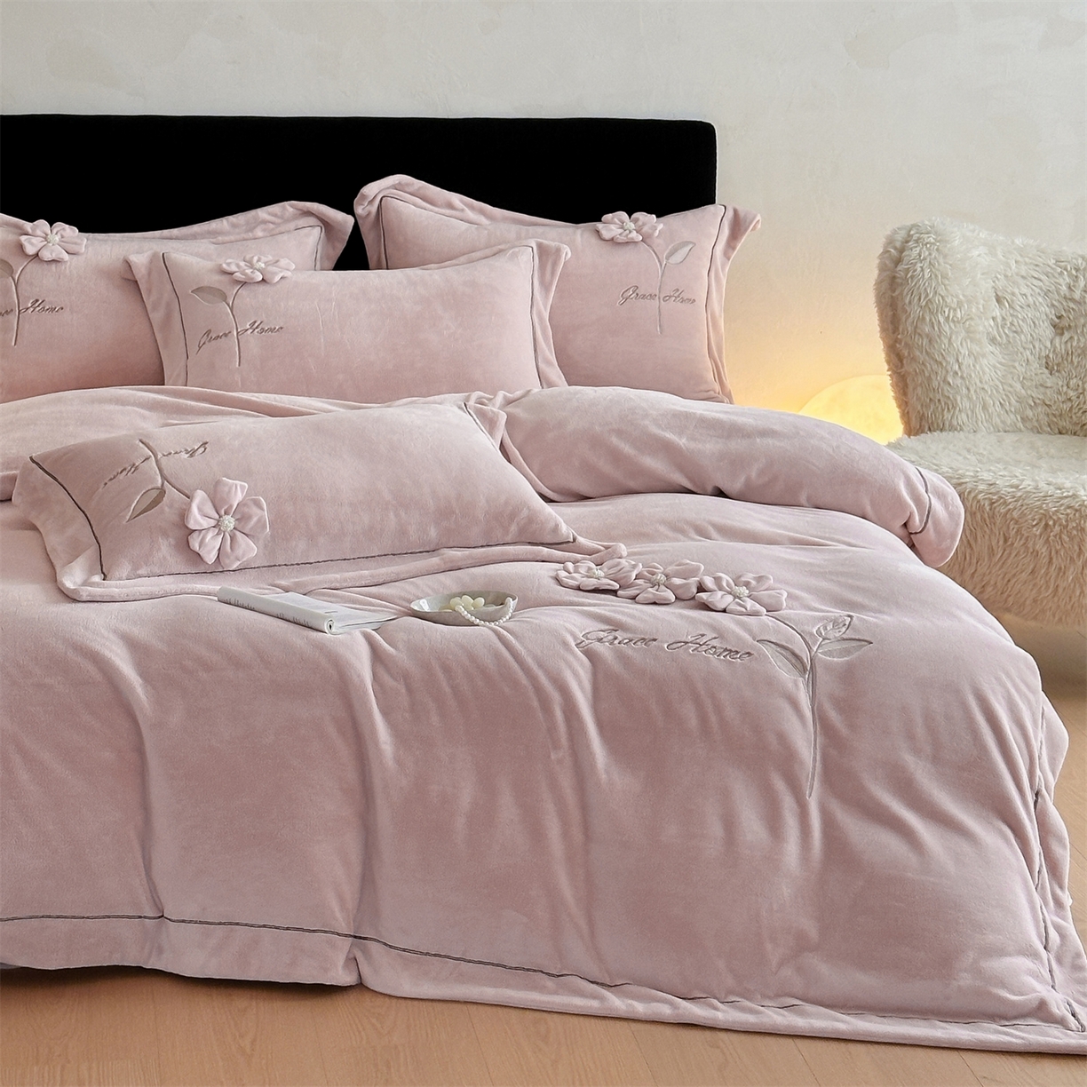 91家纺网 家纺一手货源 找家纺 名品优仓 2025新款240克牛奶绒刺绣四件套-花枝妙曼 花枝妙曼-粉色