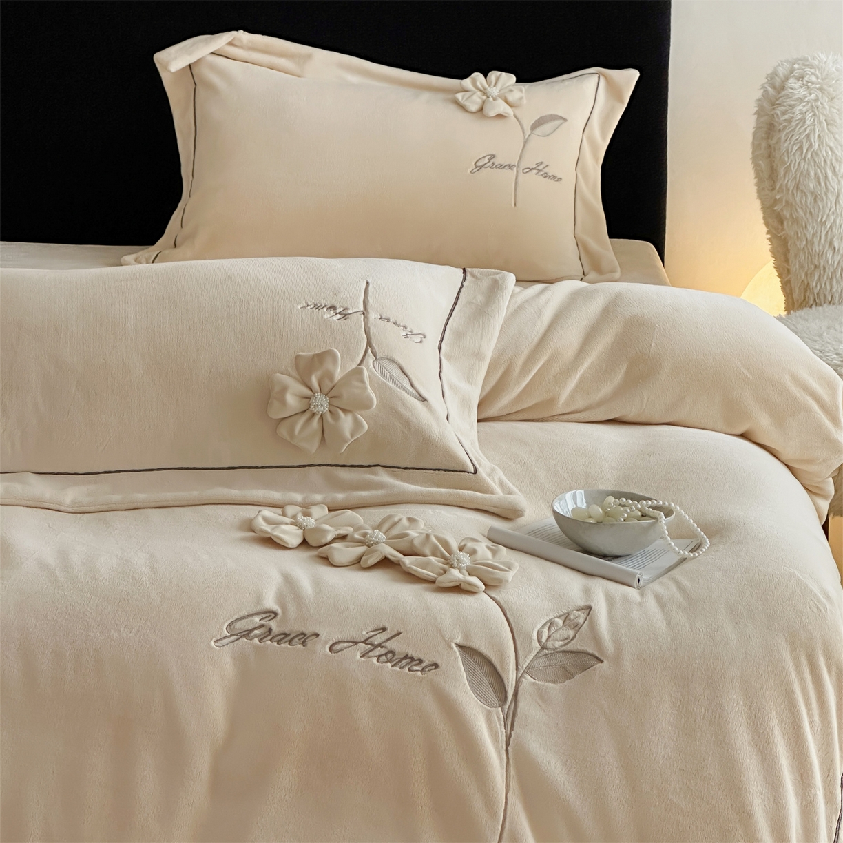 91家纺网 家纺一手货源 找家纺 名品优仓 2025新款240克牛奶绒刺绣四件套-花枝妙曼 花枝妙曼-卡其