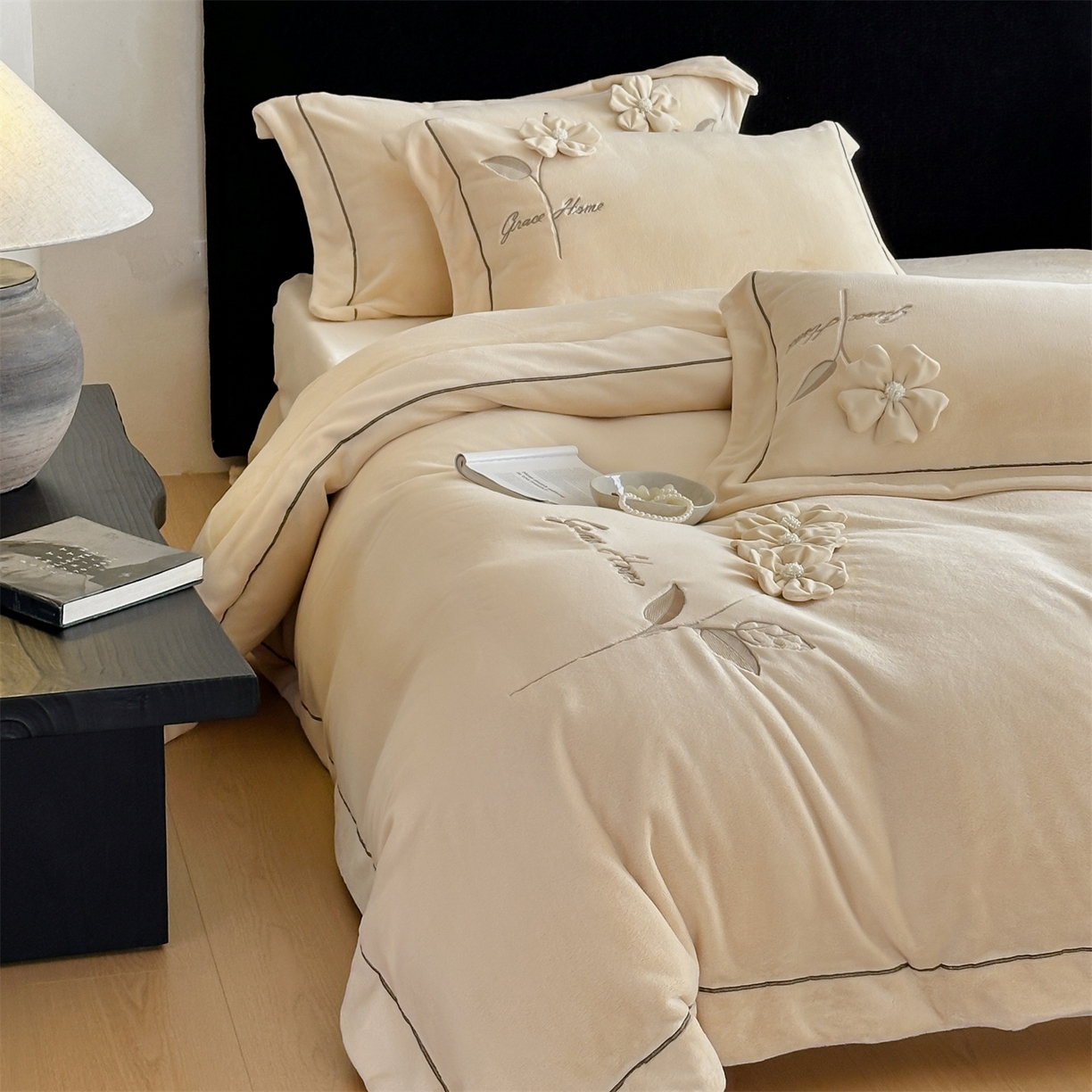 91家纺网 家纺一手货源 找家纺 名品优仓 2025新款240克牛奶绒刺绣四件套-花枝妙曼 花枝妙曼-卡其