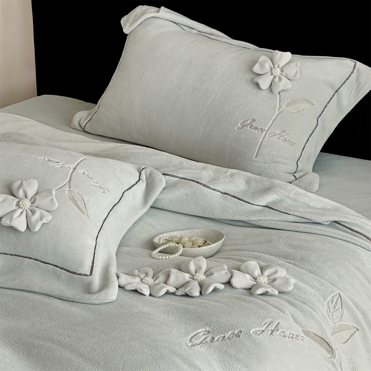 91家纺网 家纺一手货源 找家纺 名品优仓 2025新款240克牛奶绒刺绣四件套-花枝妙曼 花枝妙曼-甜灰