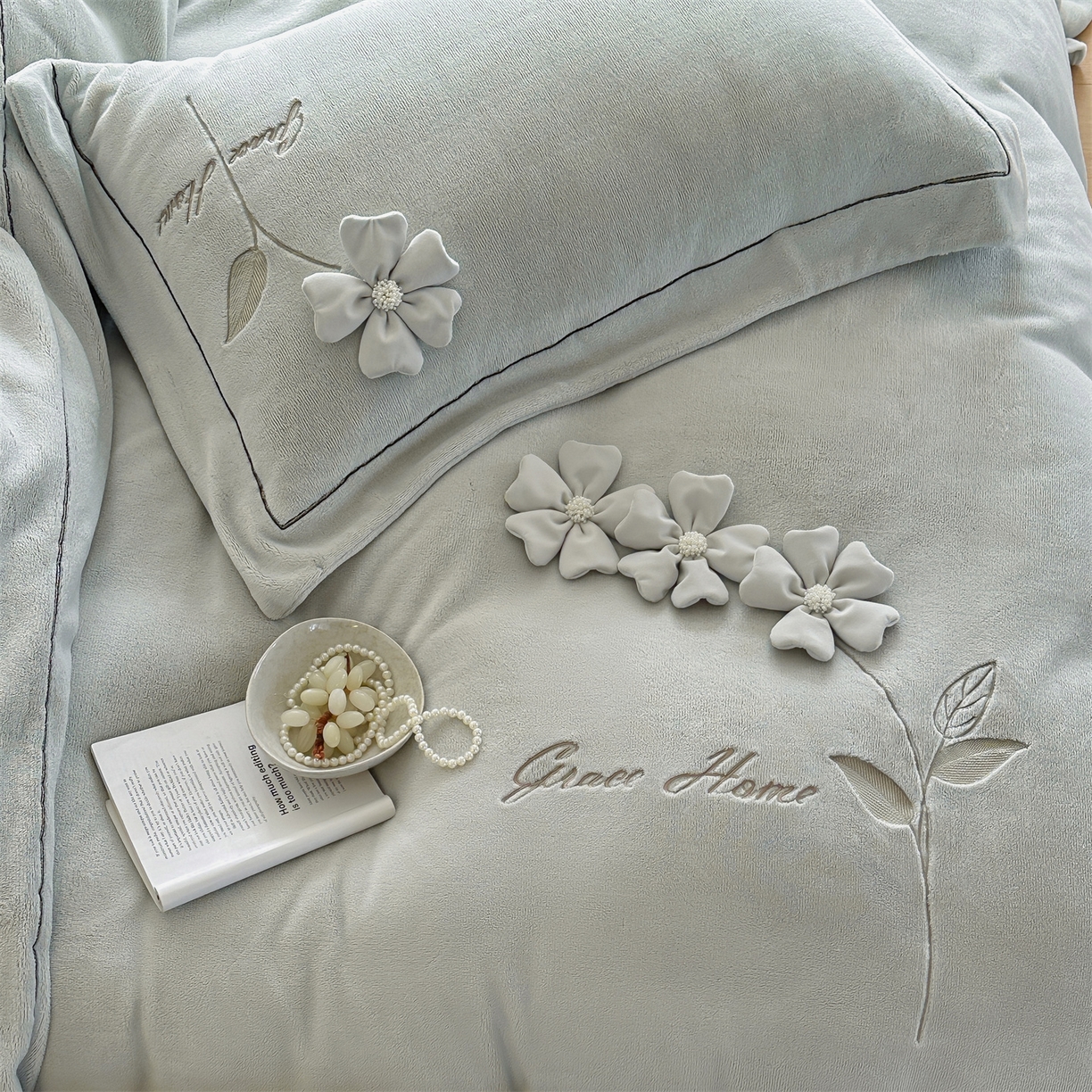 91家纺网 家纺一手货源 找家纺 名品优仓 2025新款240克牛奶绒刺绣四件套-花枝妙曼 花枝妙曼-甜灰