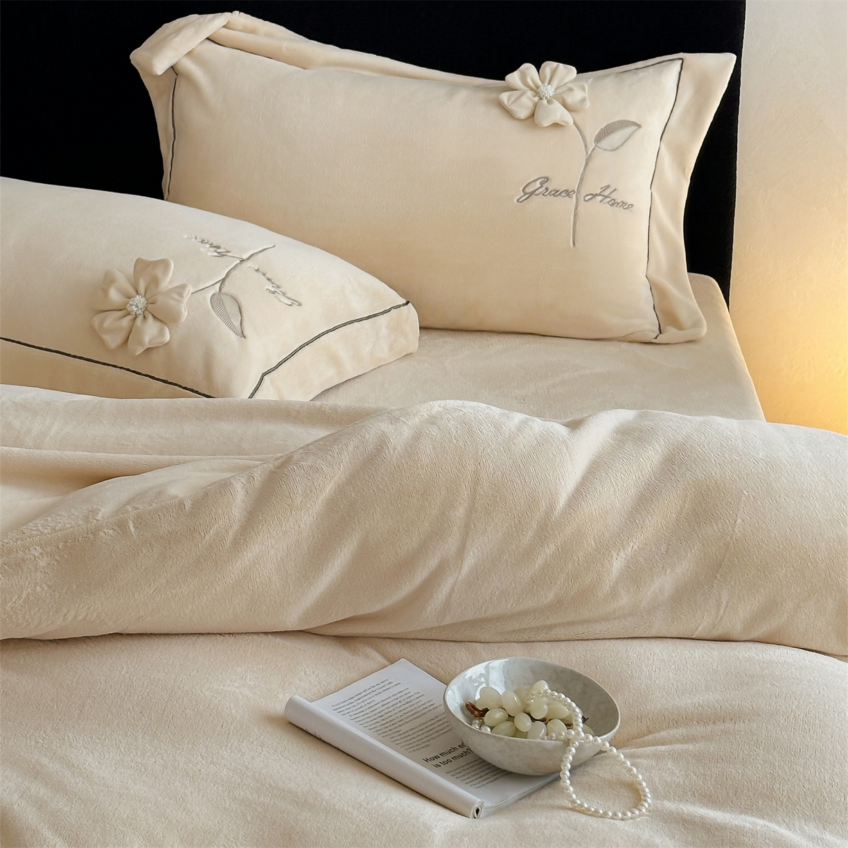 91家纺网 家纺一手货源 找家纺 名品优仓 2025新款240克牛奶绒刺绣四件套-花枝妙曼 花枝妙曼-卡其