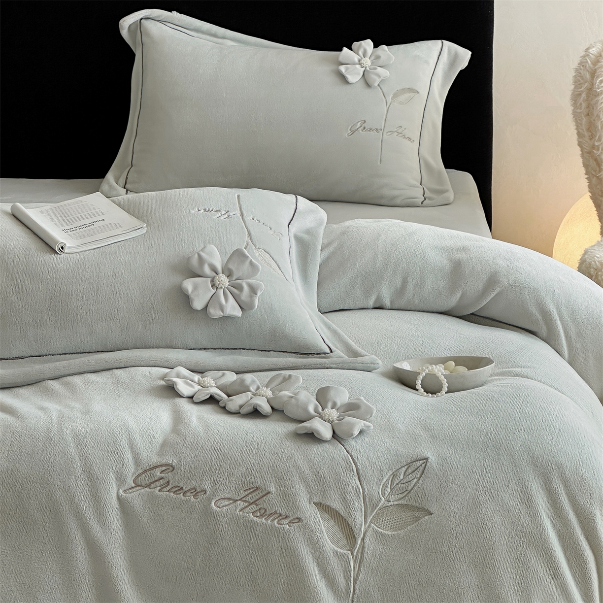 91家纺网 家纺一手货源 找家纺 名品优仓 2025新款240克牛奶绒刺绣四件套-花枝妙曼 花枝妙曼-甜灰