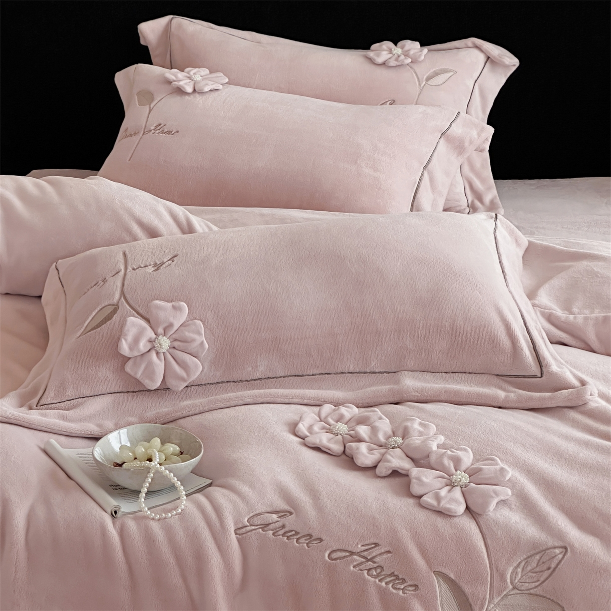 91家纺网 家纺一手货源 找家纺 名品优仓 2025新款240克牛奶绒刺绣四件套-花枝妙曼 花枝妙曼-粉色