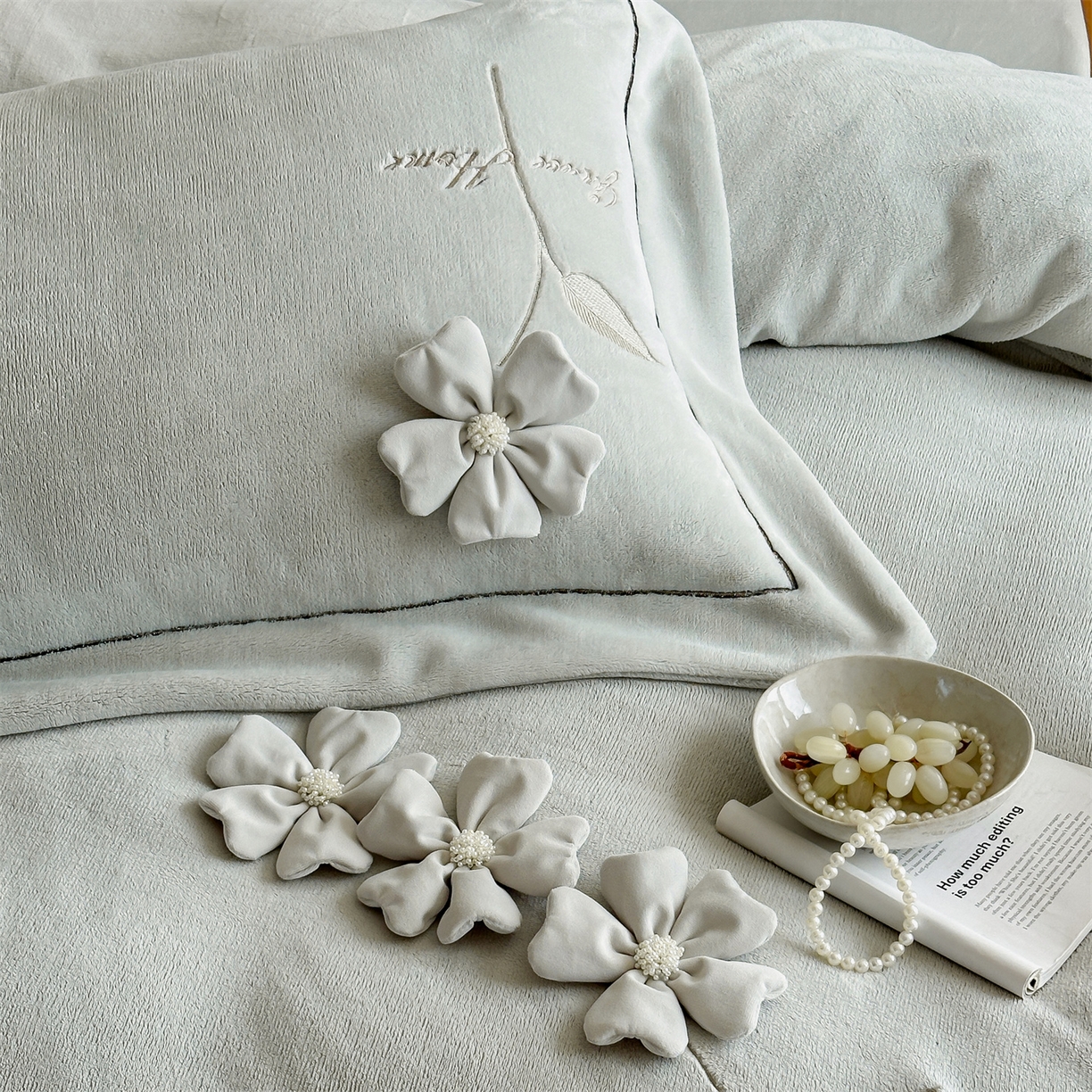 91家纺网 家纺一手货源 找家纺 名品优仓 2025新款240克牛奶绒刺绣四件套-花枝妙曼 花枝妙曼-甜灰