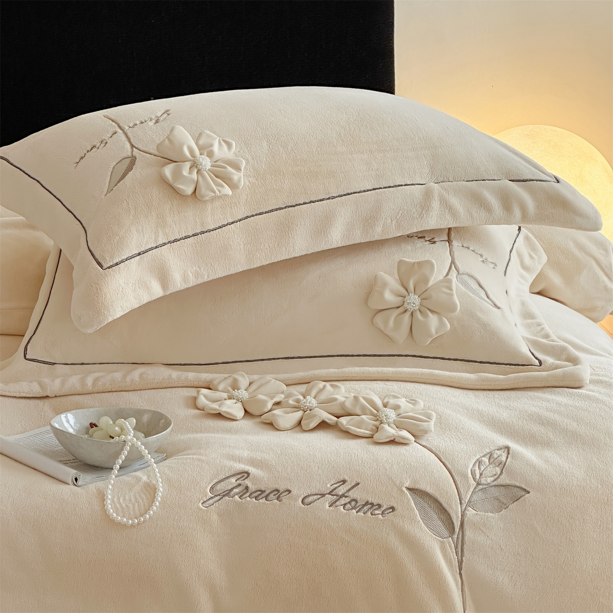 91家纺网 家纺一手货源 找家纺 名品优仓 2025新款240克牛奶绒刺绣四件套-花枝妙曼 花枝妙曼-卡其