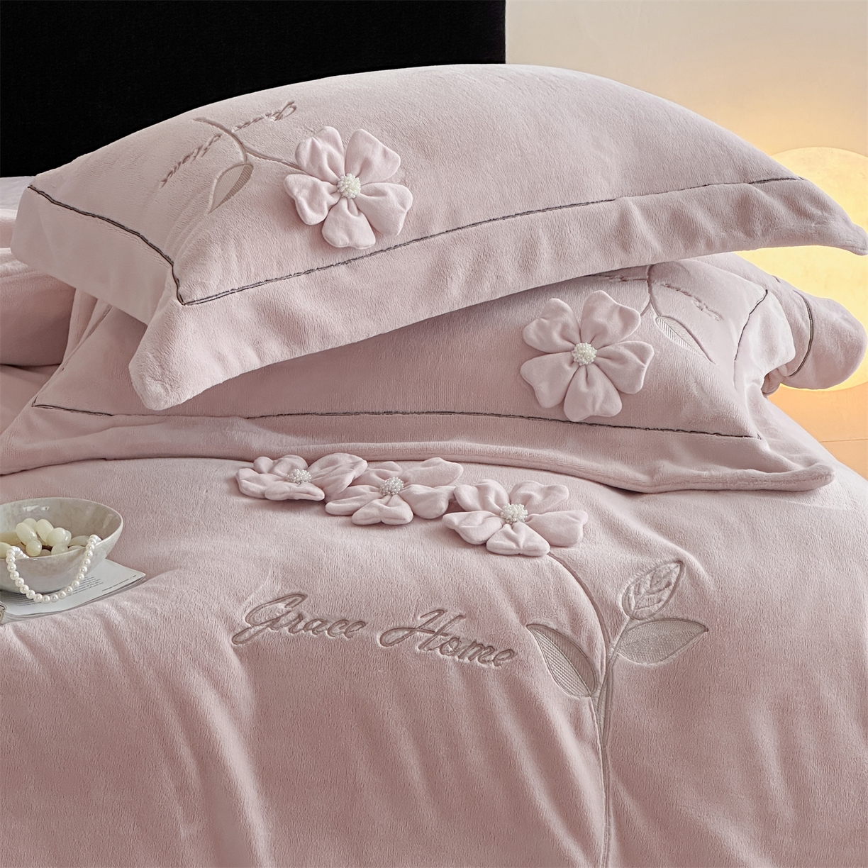 91家纺网 家纺一手货源 找家纺 名品优仓 2025新款240克牛奶绒刺绣四件套-花枝妙曼 花枝妙曼-粉色