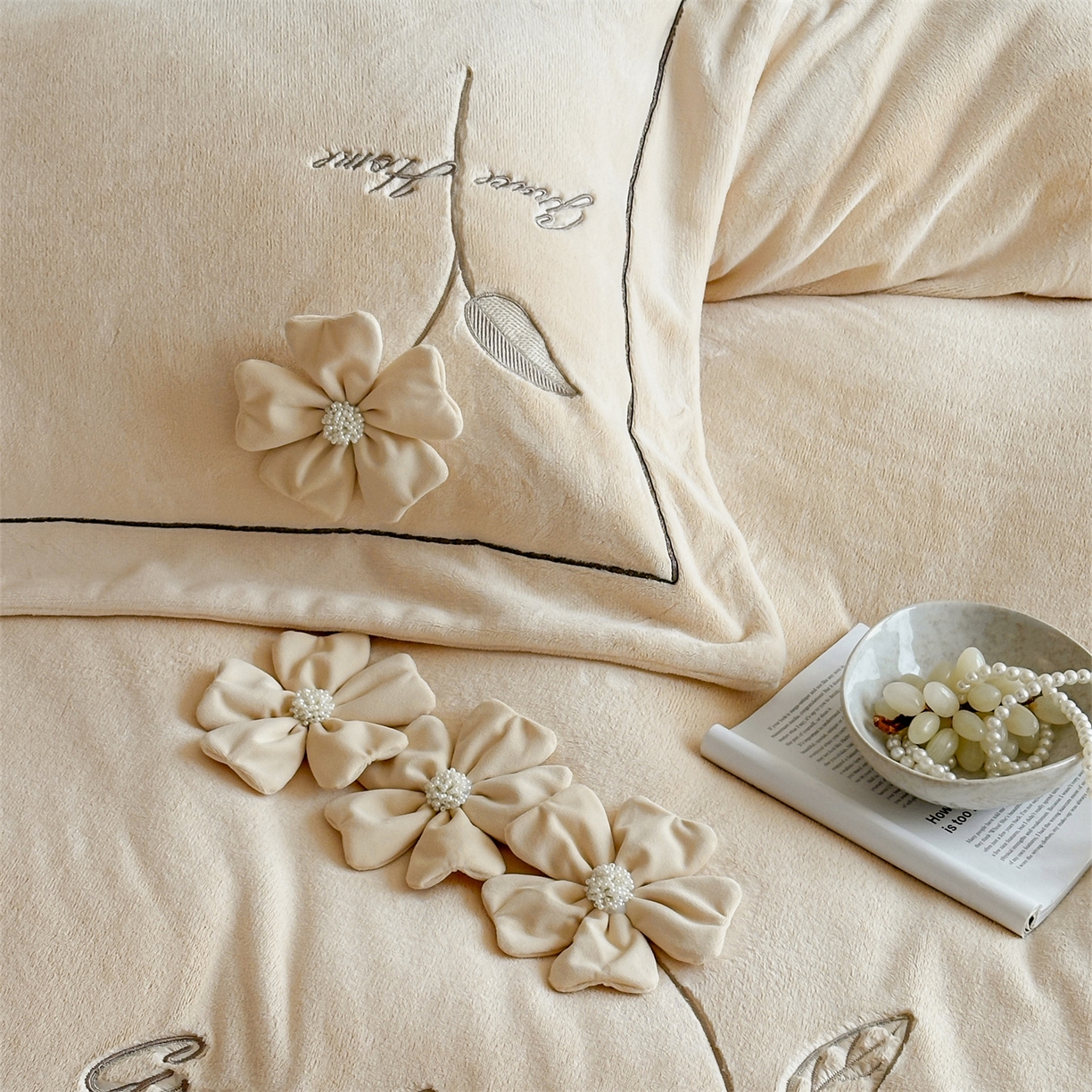 91家纺网 家纺一手货源 找家纺 名品优仓 2025新款240克牛奶绒刺绣四件套-花枝妙曼 花枝妙曼-卡其