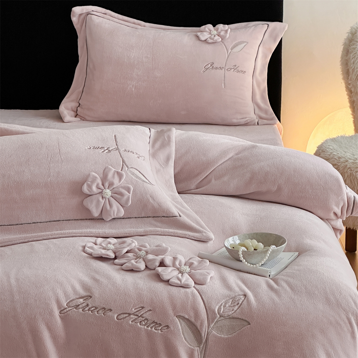 91家纺网 家纺一手货源 找家纺 名品优仓 2025新款240克牛奶绒刺绣四件套-花枝妙曼 花枝妙曼-粉色