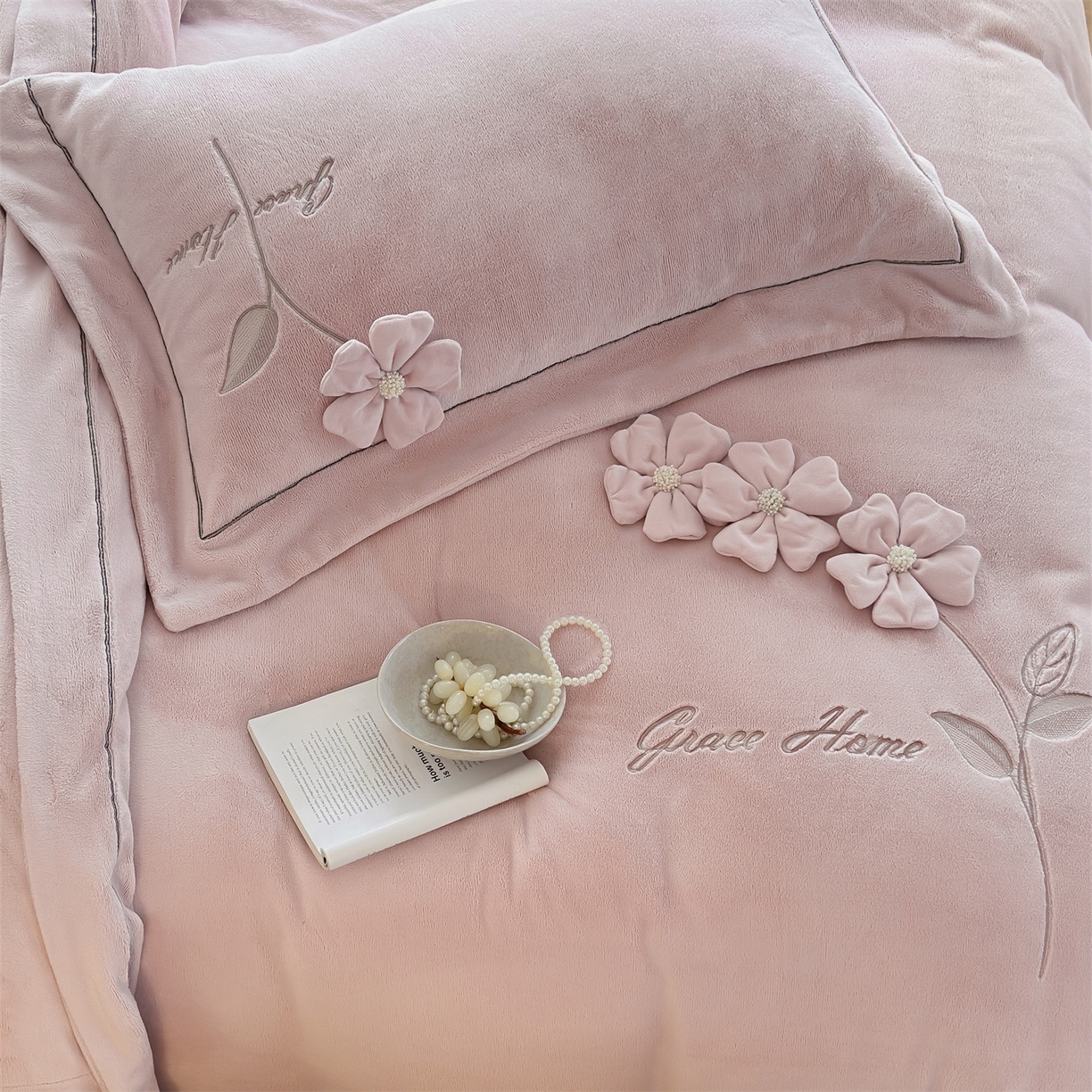91家纺网 家纺一手货源 找家纺 名品优仓 2025新款240克牛奶绒刺绣四件套-花枝妙曼 花枝妙曼-粉色