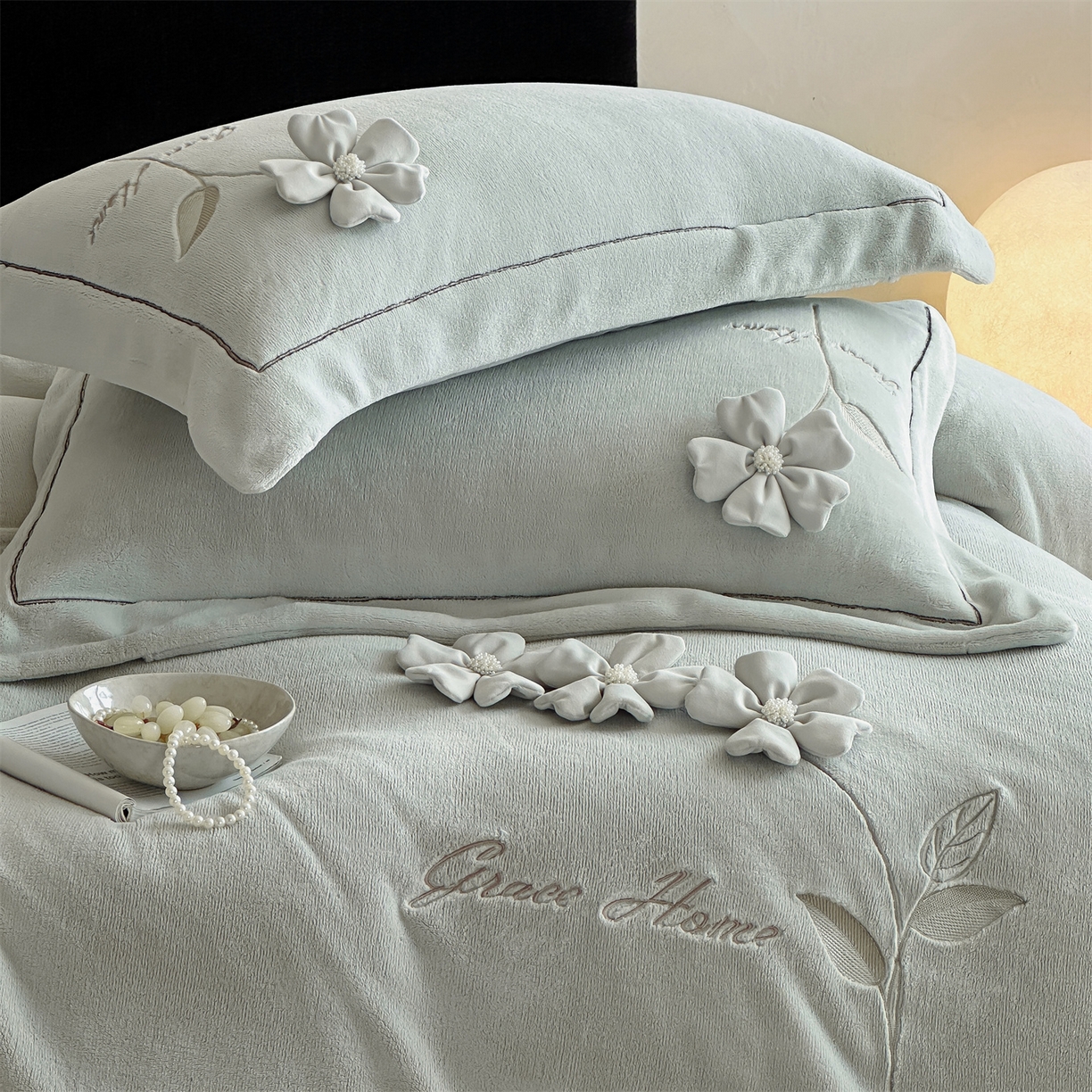 91家纺网 家纺一手货源 找家纺 名品优仓 2025新款240克牛奶绒刺绣四件套-花枝妙曼 花枝妙曼-甜灰