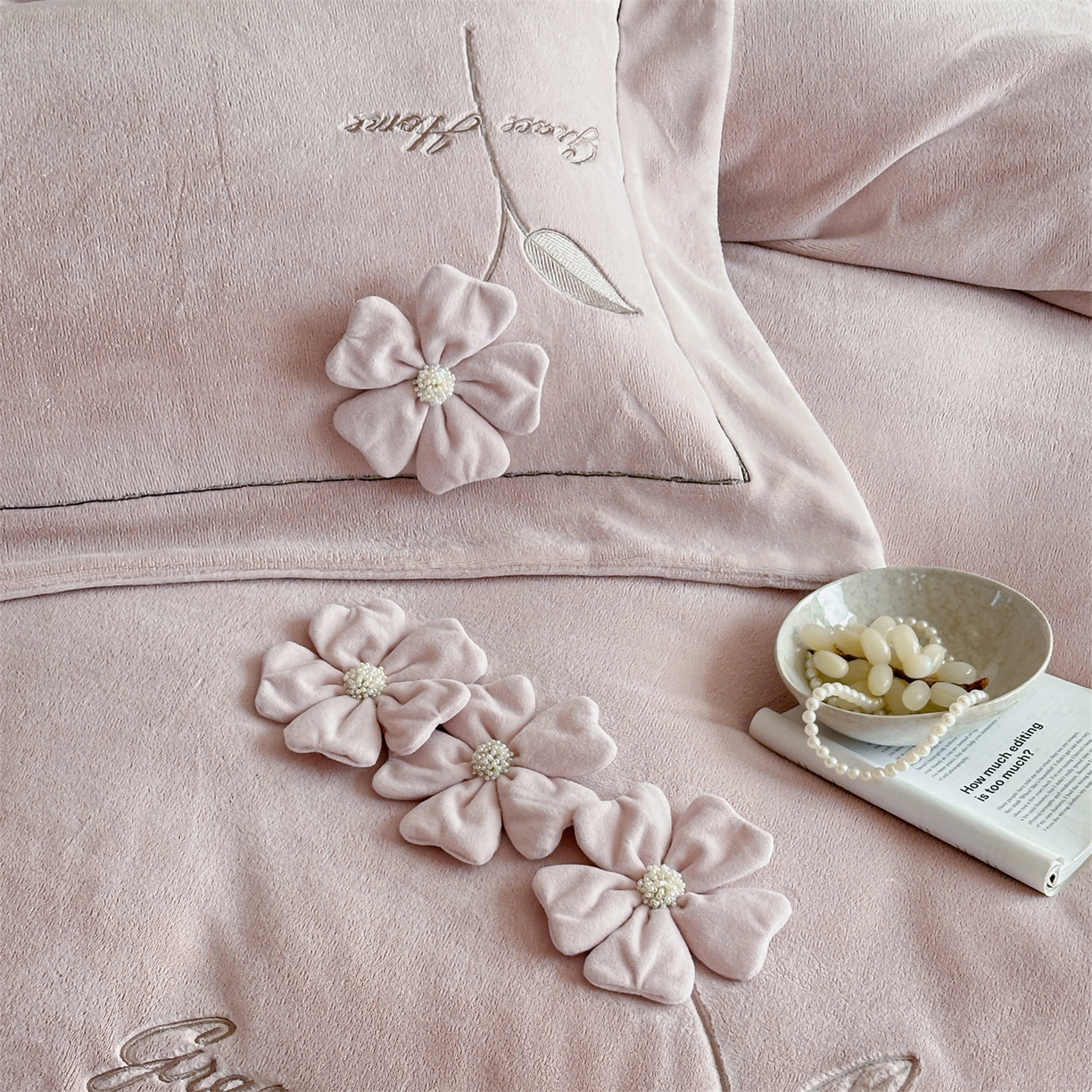 91家纺网 家纺一手货源 找家纺 名品优仓 2025新款240克牛奶绒刺绣四件套-花枝妙曼 花枝妙曼-粉色