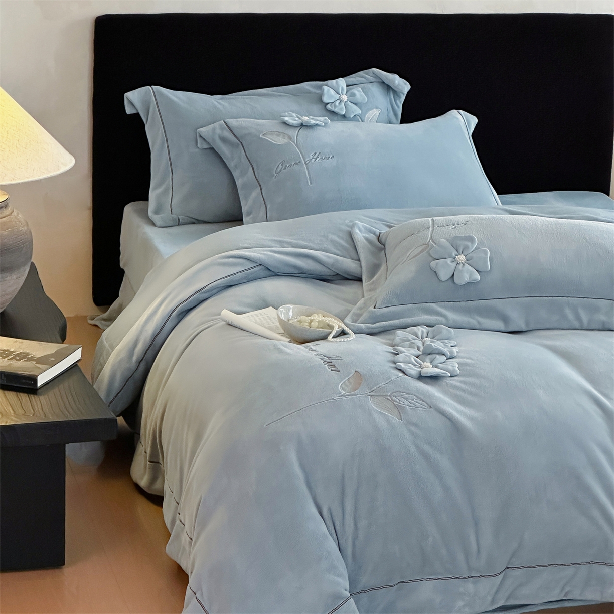 91家纺网 家纺一手货源 找家纺 名品优仓 2025新款240克牛奶绒刺绣四件套-花枝妙曼 花枝妙曼-燕尾蓝