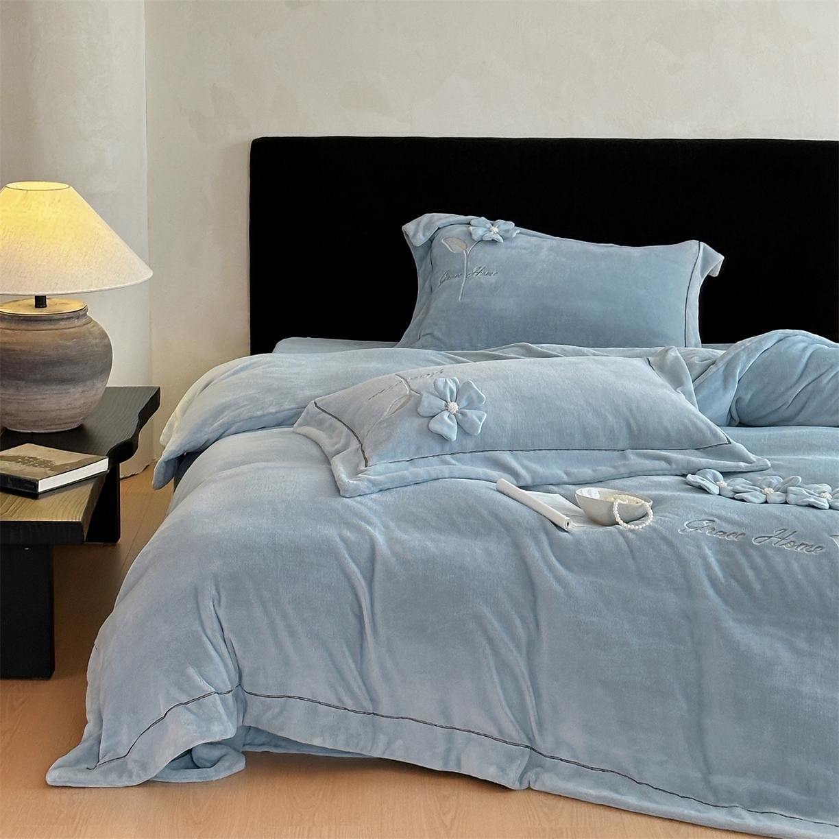 91家纺网 家纺一手货源 找家纺 名品优仓 2025新款240克牛奶绒刺绣四件套-花枝妙曼 花枝妙曼-燕尾蓝