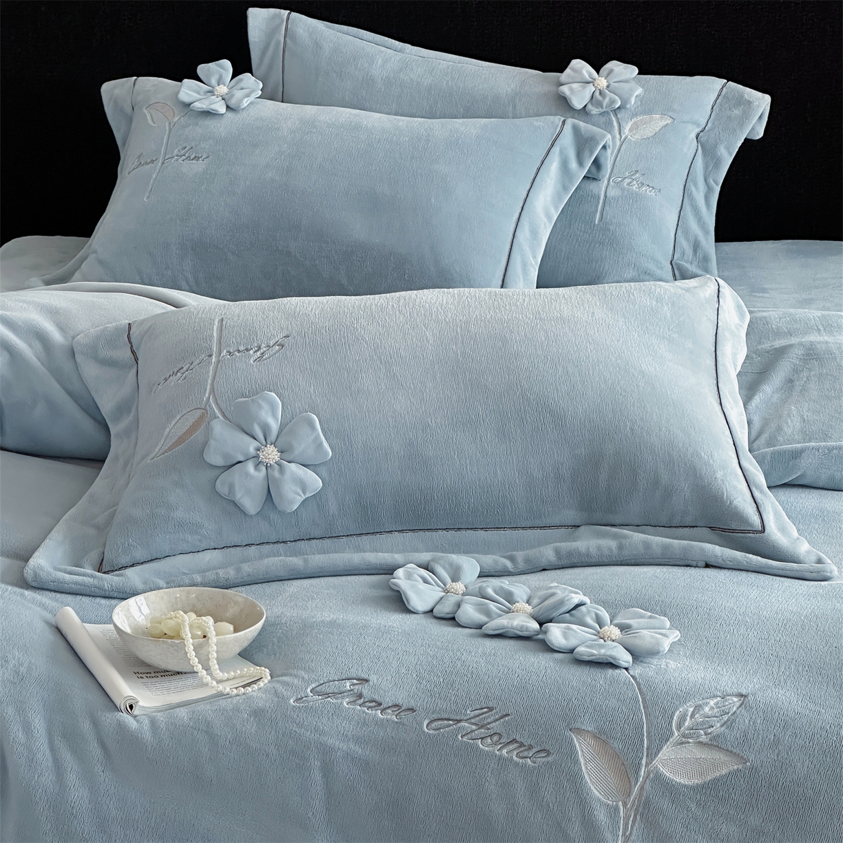 91家纺网 家纺一手货源 找家纺 名品优仓 2025新款240克牛奶绒刺绣四件套-花枝妙曼 花枝妙曼-燕尾蓝