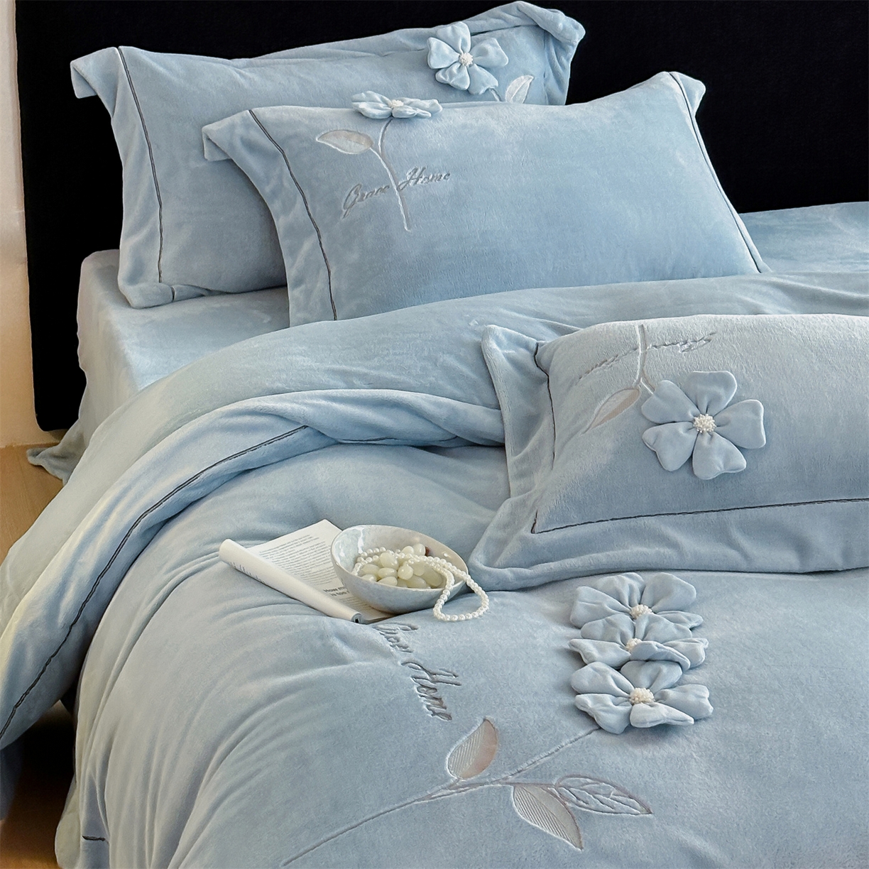 91家纺网 家纺一手货源 找家纺 名品优仓 2025新款240克牛奶绒刺绣四件套-花枝妙曼 花枝妙曼-燕尾蓝