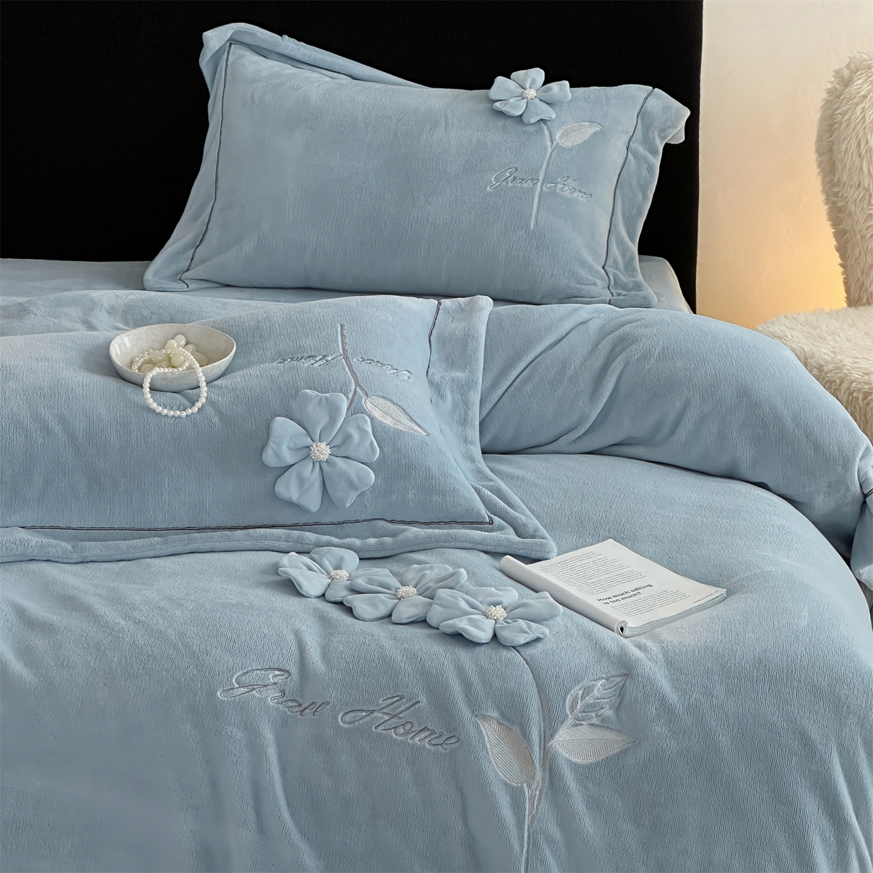 91家纺网 家纺一手货源 找家纺 名品优仓 2025新款240克牛奶绒刺绣四件套-花枝妙曼 花枝妙曼-燕尾蓝