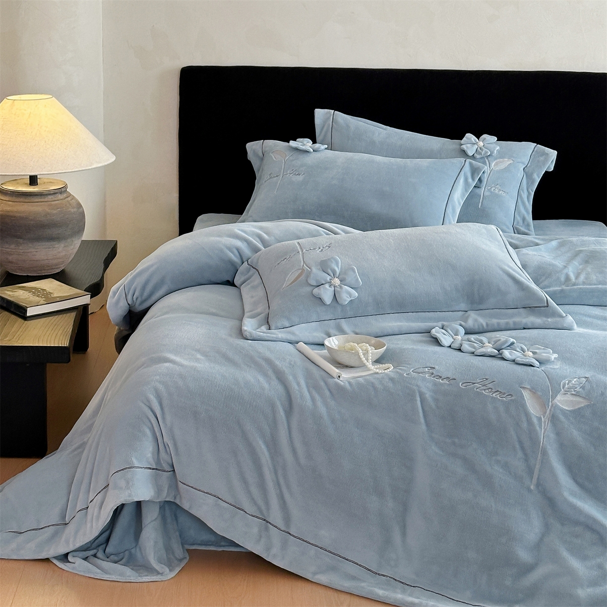 91家纺网 家纺一手货源 找家纺 名品优仓 2025新款240克牛奶绒刺绣四件套-花枝妙曼 花枝妙曼-燕尾蓝