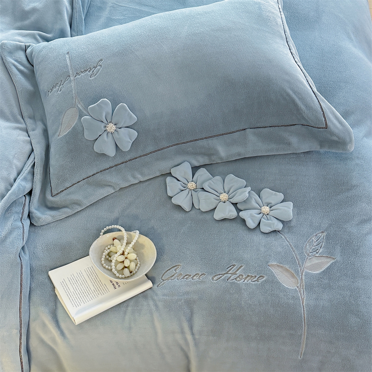 91家纺网 家纺一手货源 找家纺 名品优仓 2025新款240克牛奶绒刺绣四件套-花枝妙曼 花枝妙曼-燕尾蓝