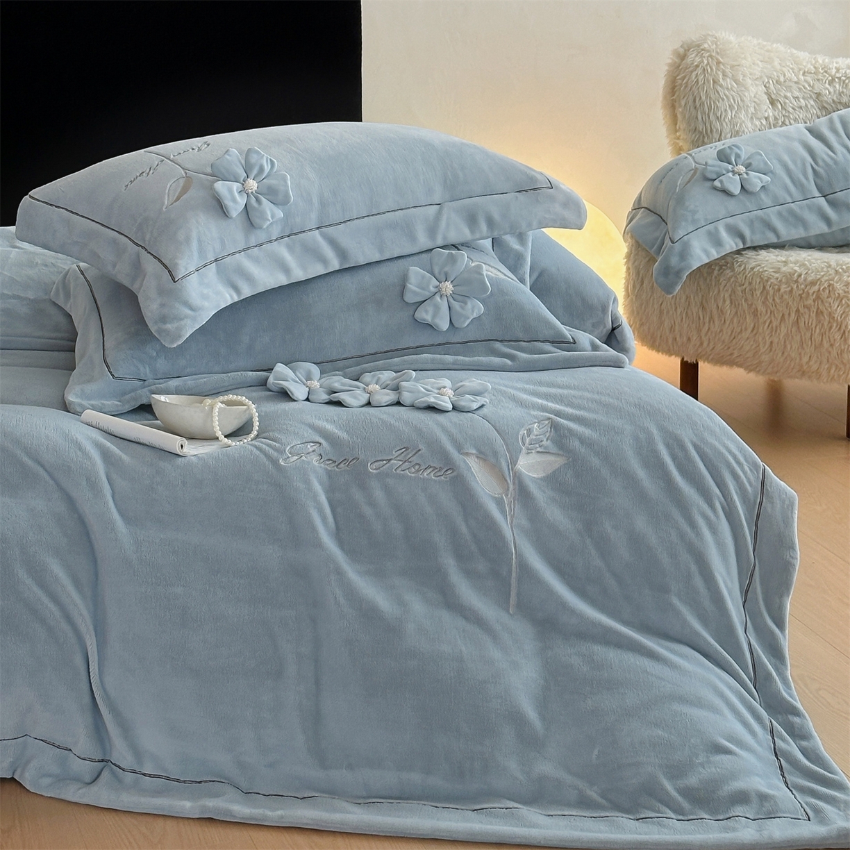 91家纺网 家纺一手货源 找家纺 名品优仓 2025新款240克牛奶绒刺绣四件套-花枝妙曼 花枝妙曼-燕尾蓝