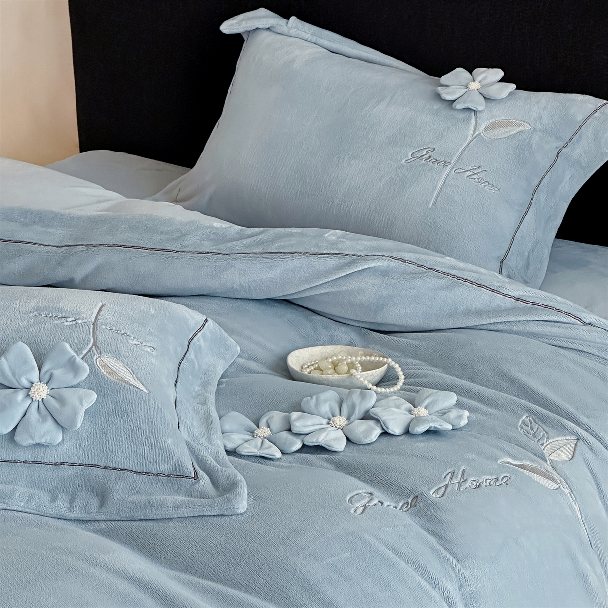 91家纺网 家纺一手货源 找家纺 名品优仓 2025新款240克牛奶绒刺绣四件套-花枝妙曼 花枝妙曼-燕尾蓝
