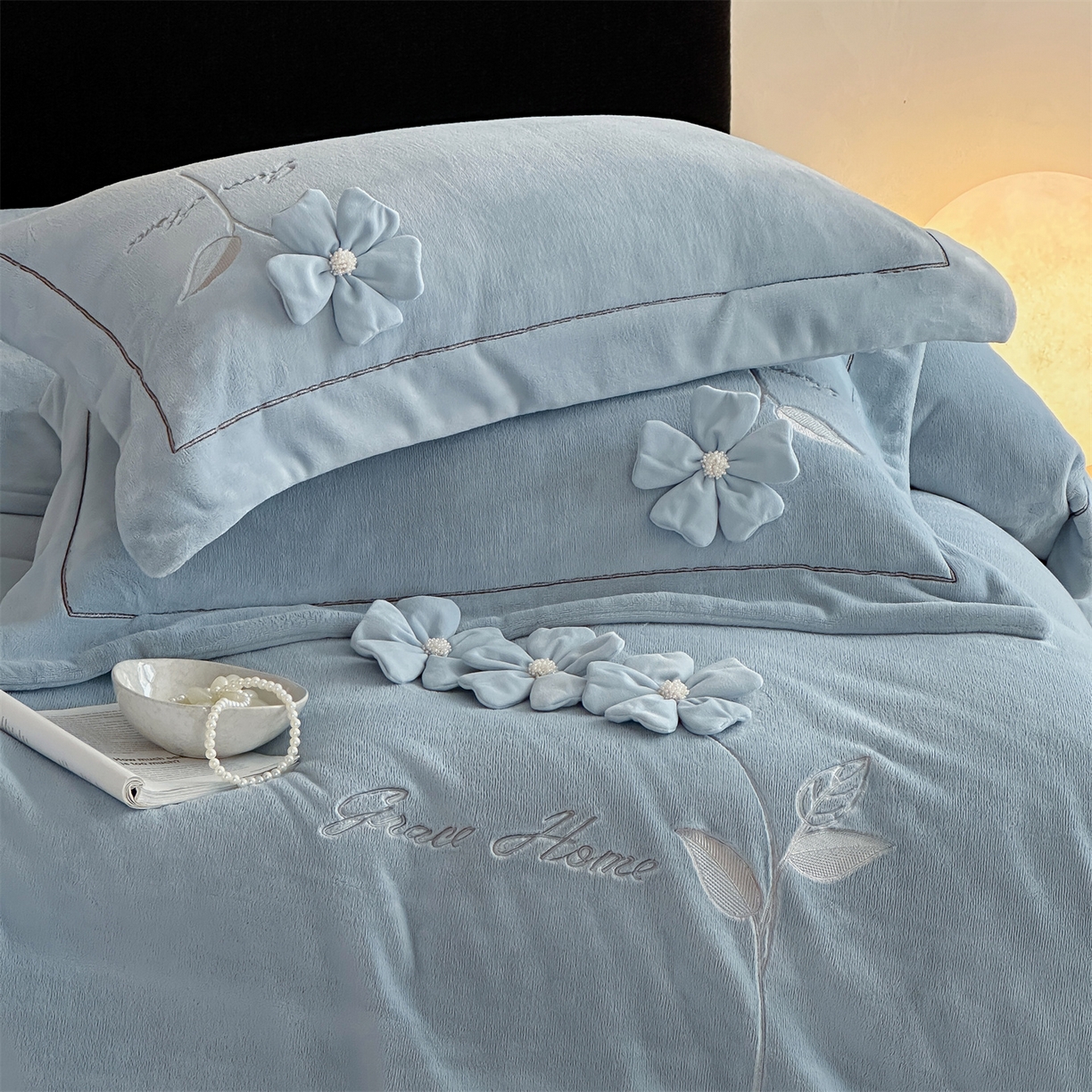 91家纺网 家纺一手货源 找家纺 名品优仓 2025新款240克牛奶绒刺绣四件套-花枝妙曼 花枝妙曼-燕尾蓝