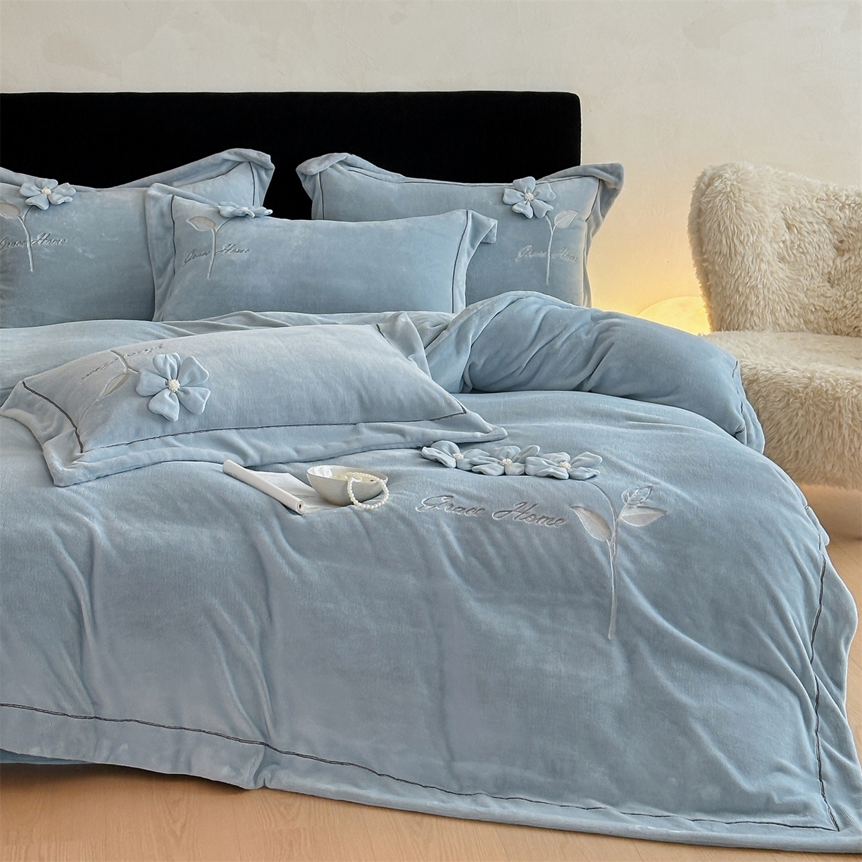 91家纺网 家纺一手货源 找家纺 名品优仓 2025新款240克牛奶绒刺绣四件套-花枝妙曼 花枝妙曼-燕尾蓝