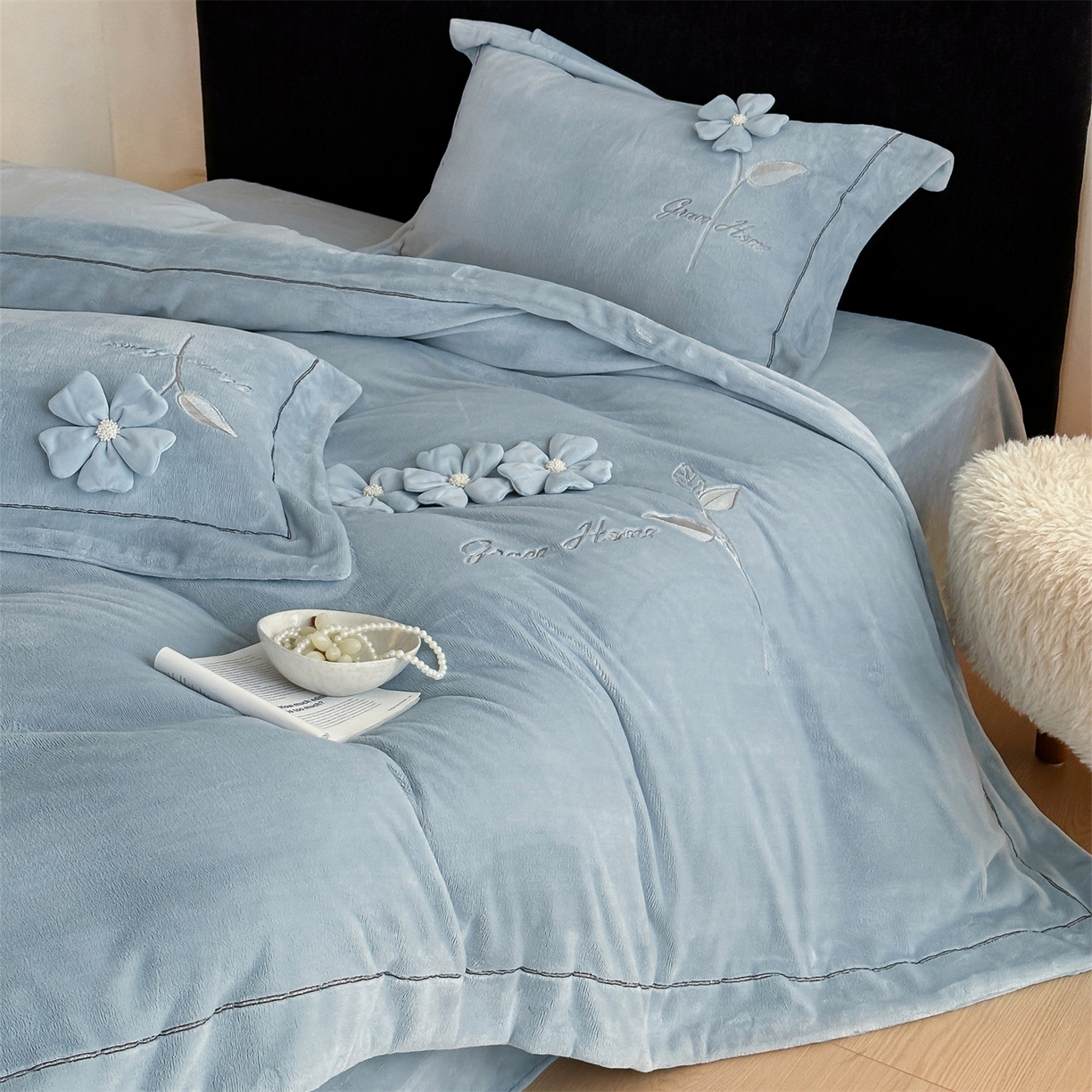 91家纺网 家纺一手货源 找家纺 名品优仓 2025新款240克牛奶绒刺绣四件套-花枝妙曼 花枝妙曼-燕尾蓝