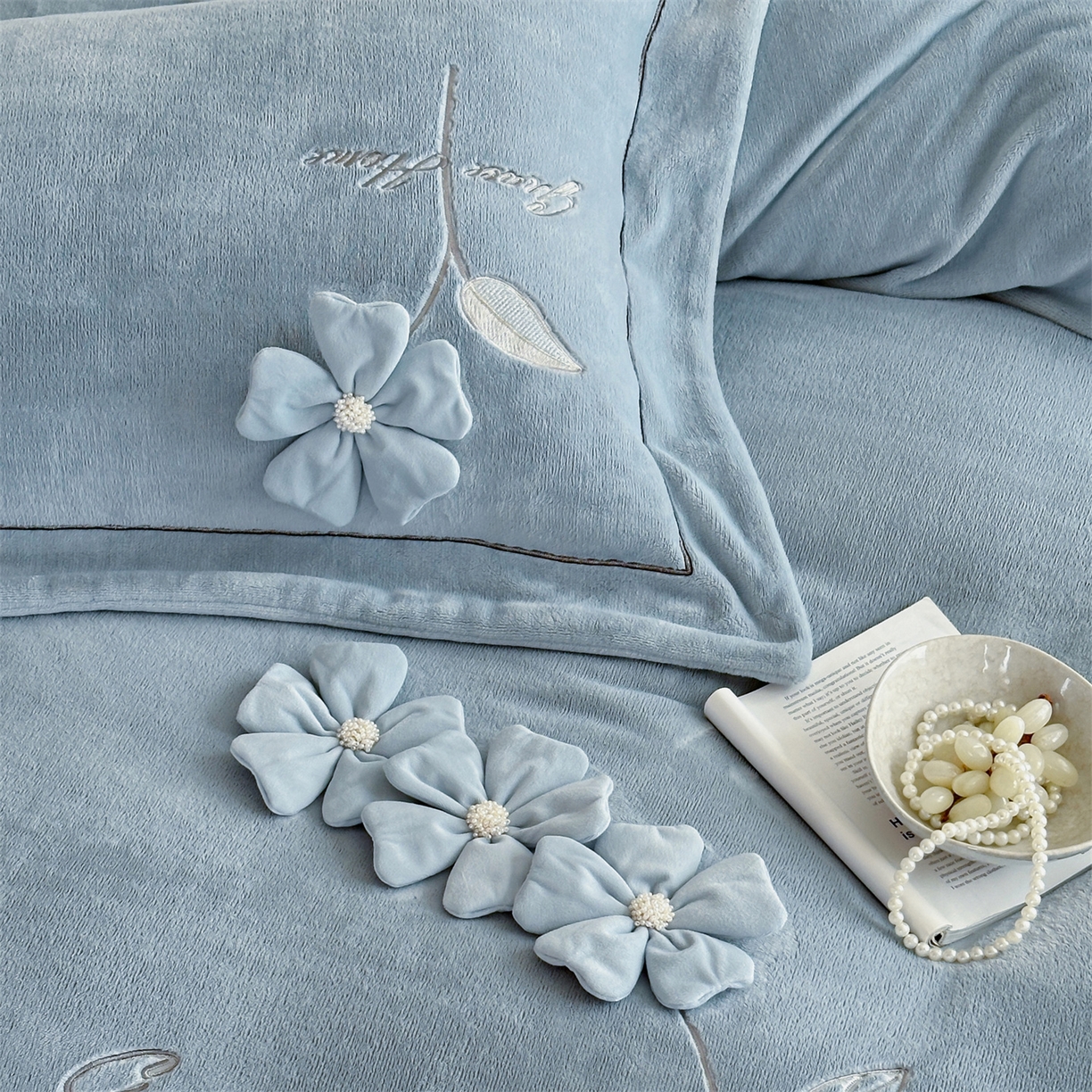 91家纺网 家纺一手货源 找家纺 名品优仓 2025新款240克牛奶绒刺绣四件套-花枝妙曼 花枝妙曼-燕尾蓝