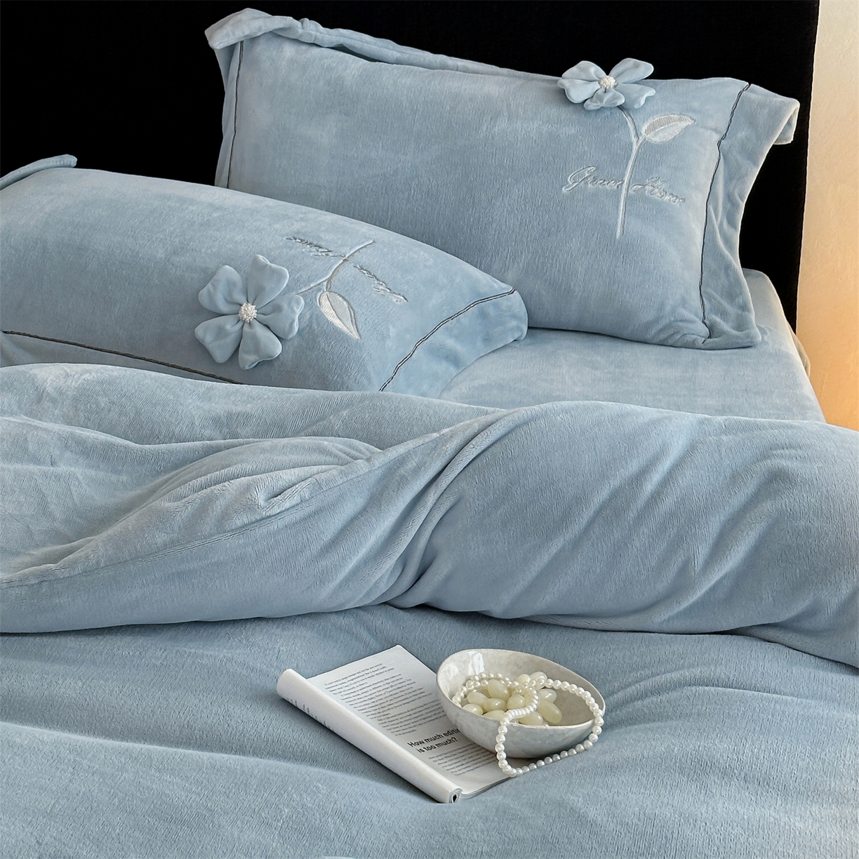 91家纺网 家纺一手货源 找家纺 名品优仓 2025新款240克牛奶绒刺绣四件套-花枝妙曼 花枝妙曼-燕尾蓝