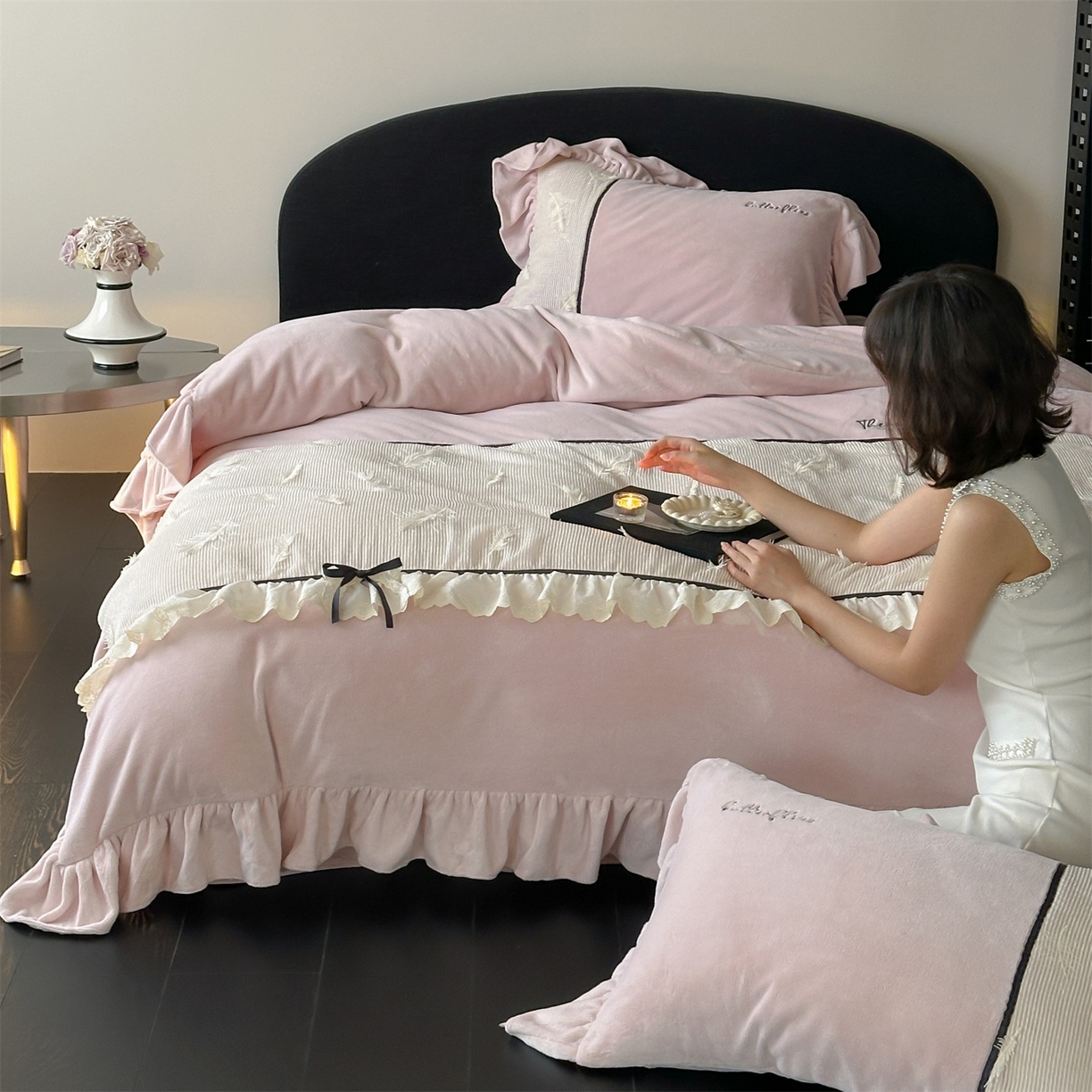 91家纺网 家纺一手货源 找家纺 （总）名品优仓 2025新款240克奶肤绒刺绣四件套-丽莎