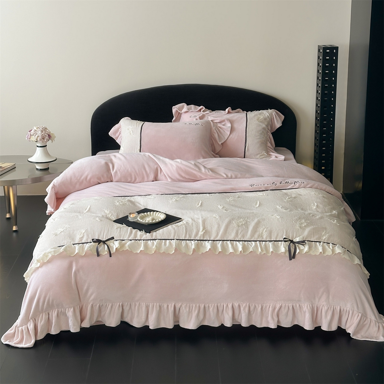 91家纺网 家纺一手货源 找家纺 名品优仓 2025新款240克奶肤绒刺绣四件套-丽莎 丽莎-粉色