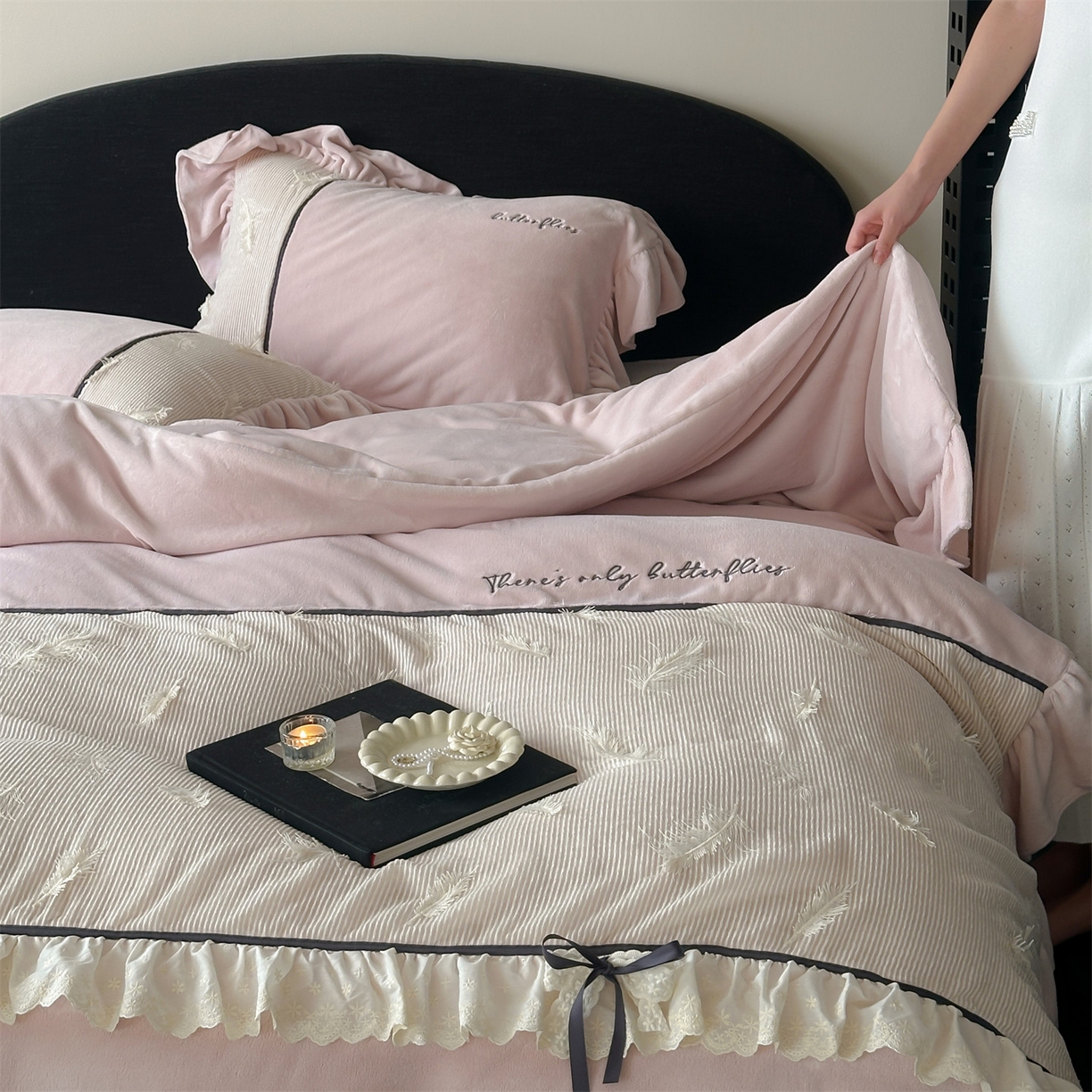 91家纺网 家纺一手货源 找家纺 （总）名品优仓 2025新款240克奶肤绒刺绣四件套-丽莎