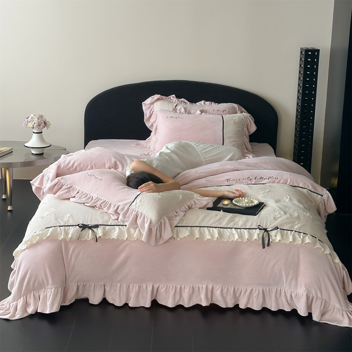 91家纺网 家纺一手货源 找家纺 名品优仓 2025新款240克奶肤绒刺绣四件套-丽莎 丽莎-粉色